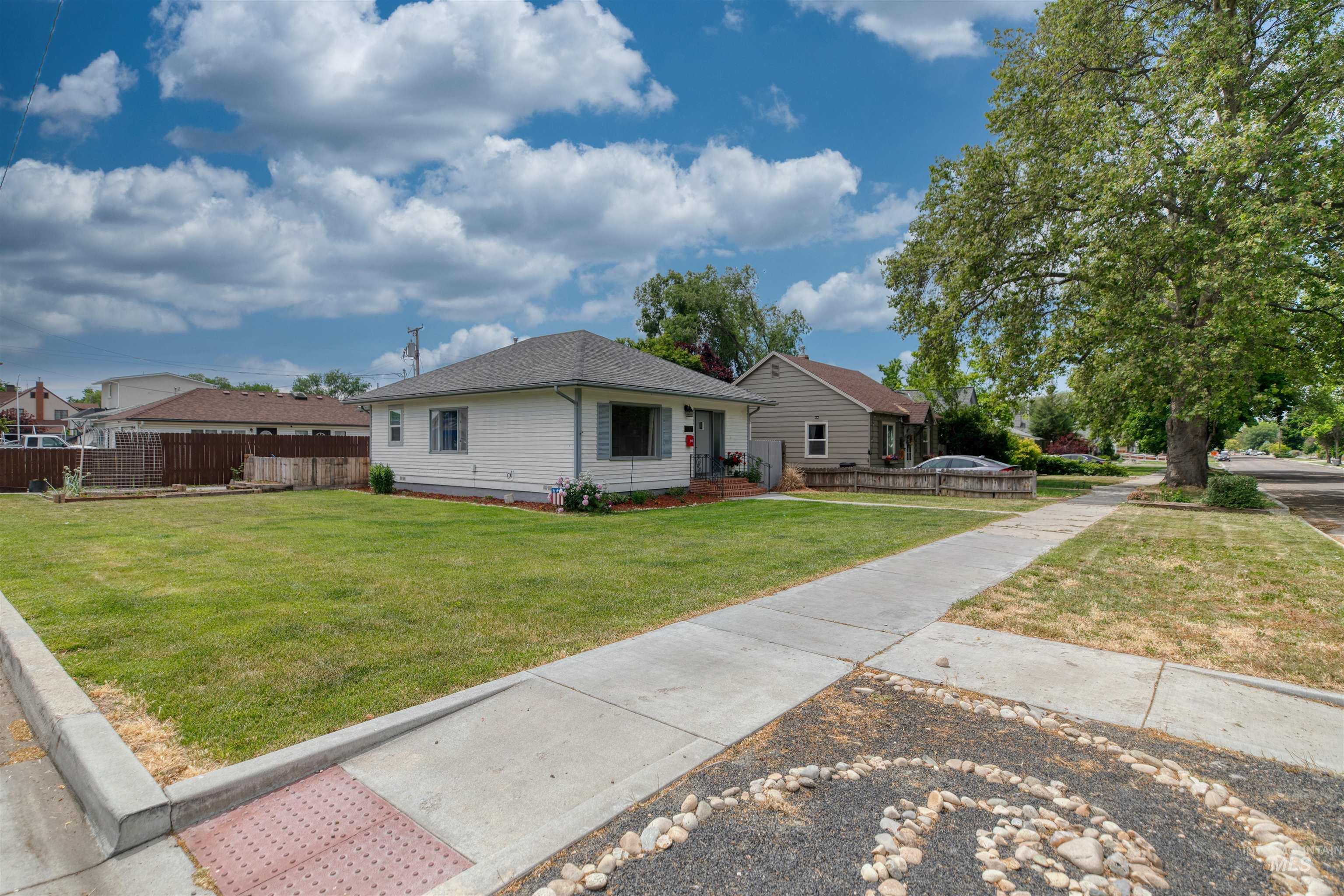 1004 11th Ave S, Nampa, Idaho 83651, 2 Bedrooms, 1 Bathroom, Residential For Sale, Price $299,000, 98988285