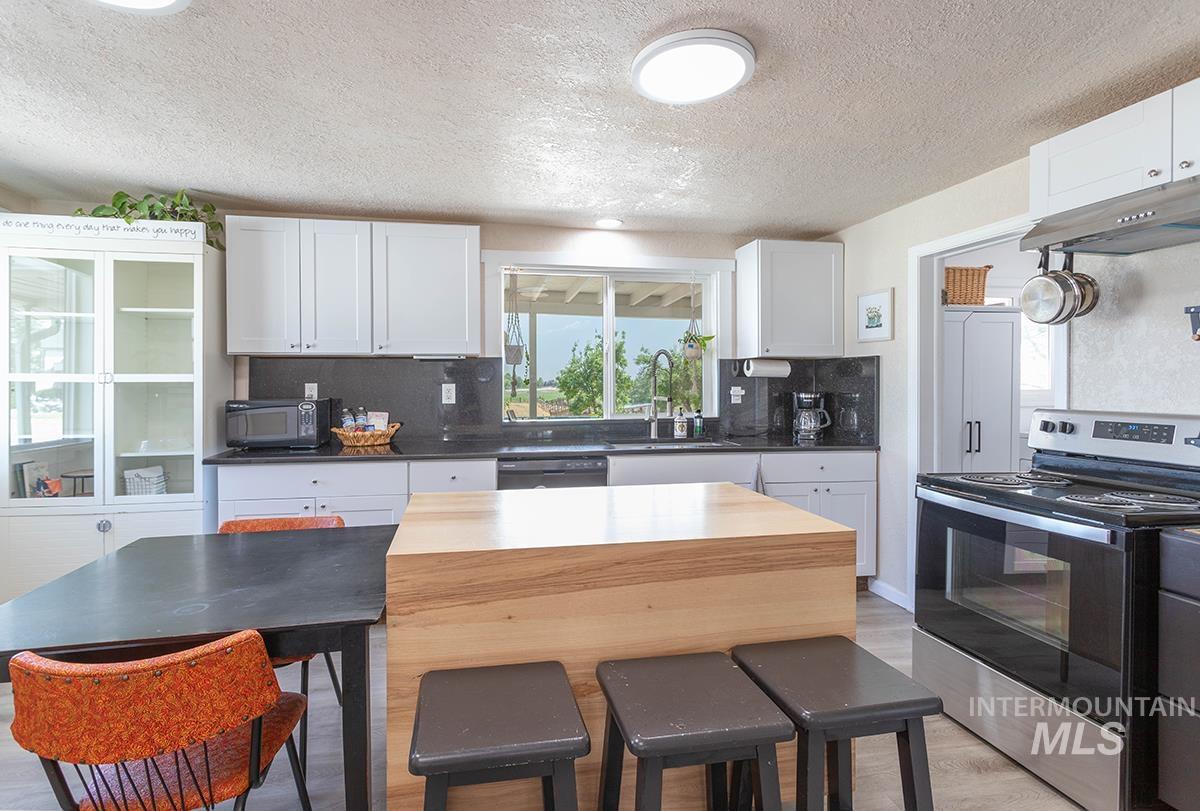 9751 Gloria Rd, Middleton, Idaho 83644, 8 Bedrooms, 3 Bathrooms, Residential For Sale, Price $995,000,MLS 98988300