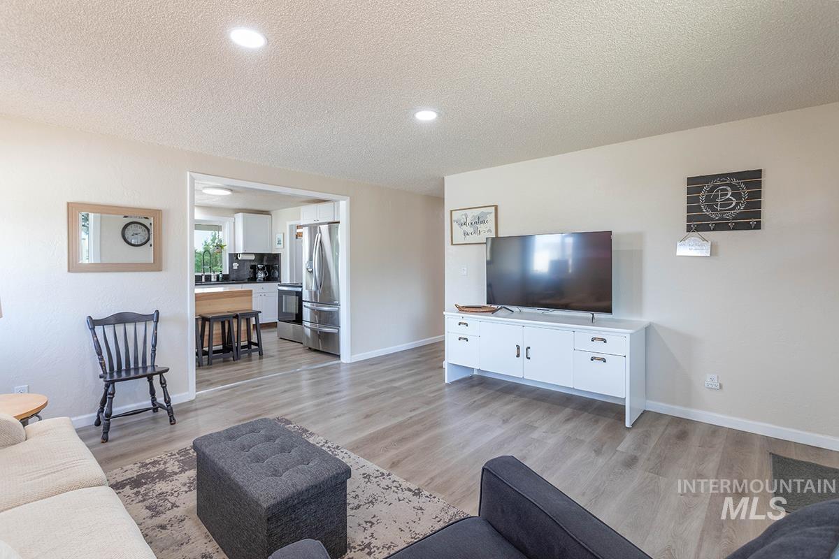 9751 Gloria Rd, Middleton, Idaho 83644, 8 Bedrooms, 3 Bathrooms, Residential For Sale, Price $995,000,MLS 98988300