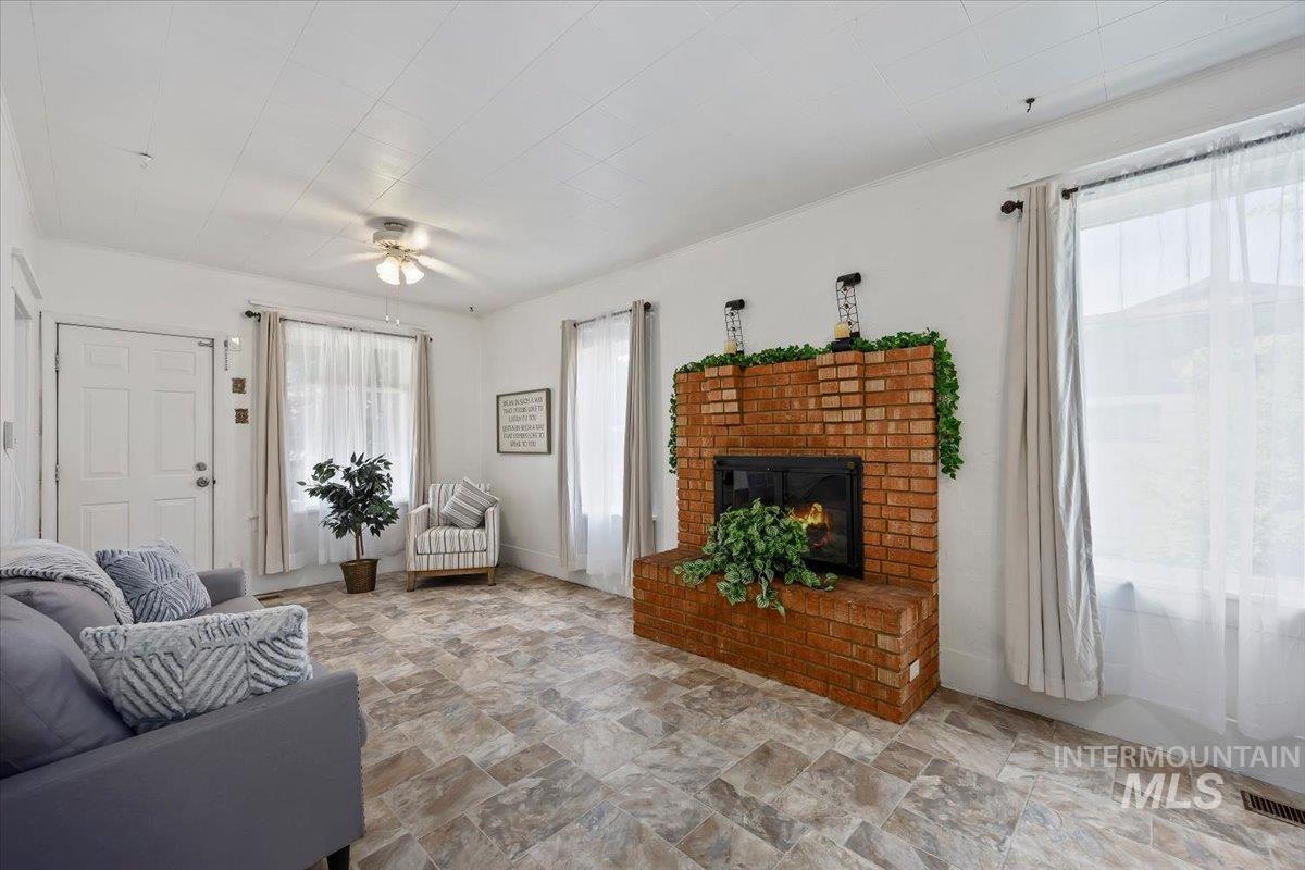 713 Montana St., Gooding, Idaho 83330, 3 Bedrooms, 1 Bathroom, Residential For Sale, Price $229,900, 98988322