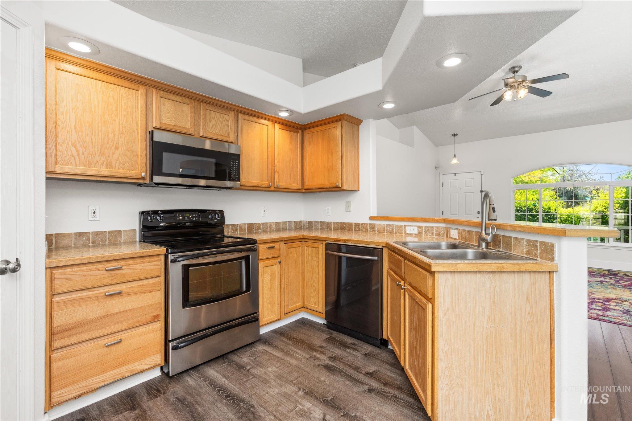 3907 N Abbott St, Caldwell, Idaho 83607-5011, 3 Bedrooms, 2 Bathrooms, Residential For Sale, Price $353,000,MLS 98988323
