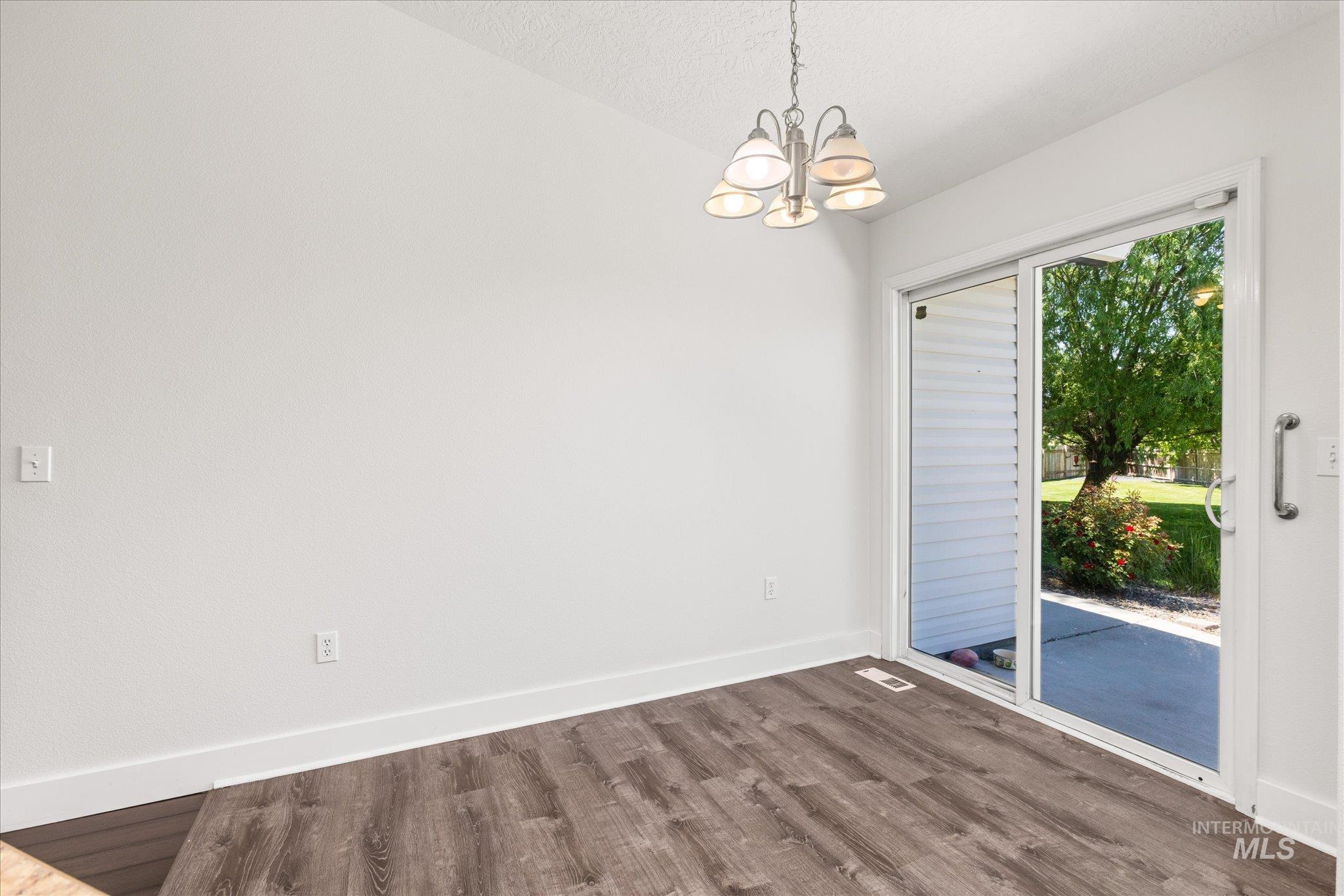 3907 N Abbott St, Caldwell, Idaho 83607-5011, 3 Bedrooms, 2 Bathrooms, Residential For Sale, Price $353,000,MLS 98988323