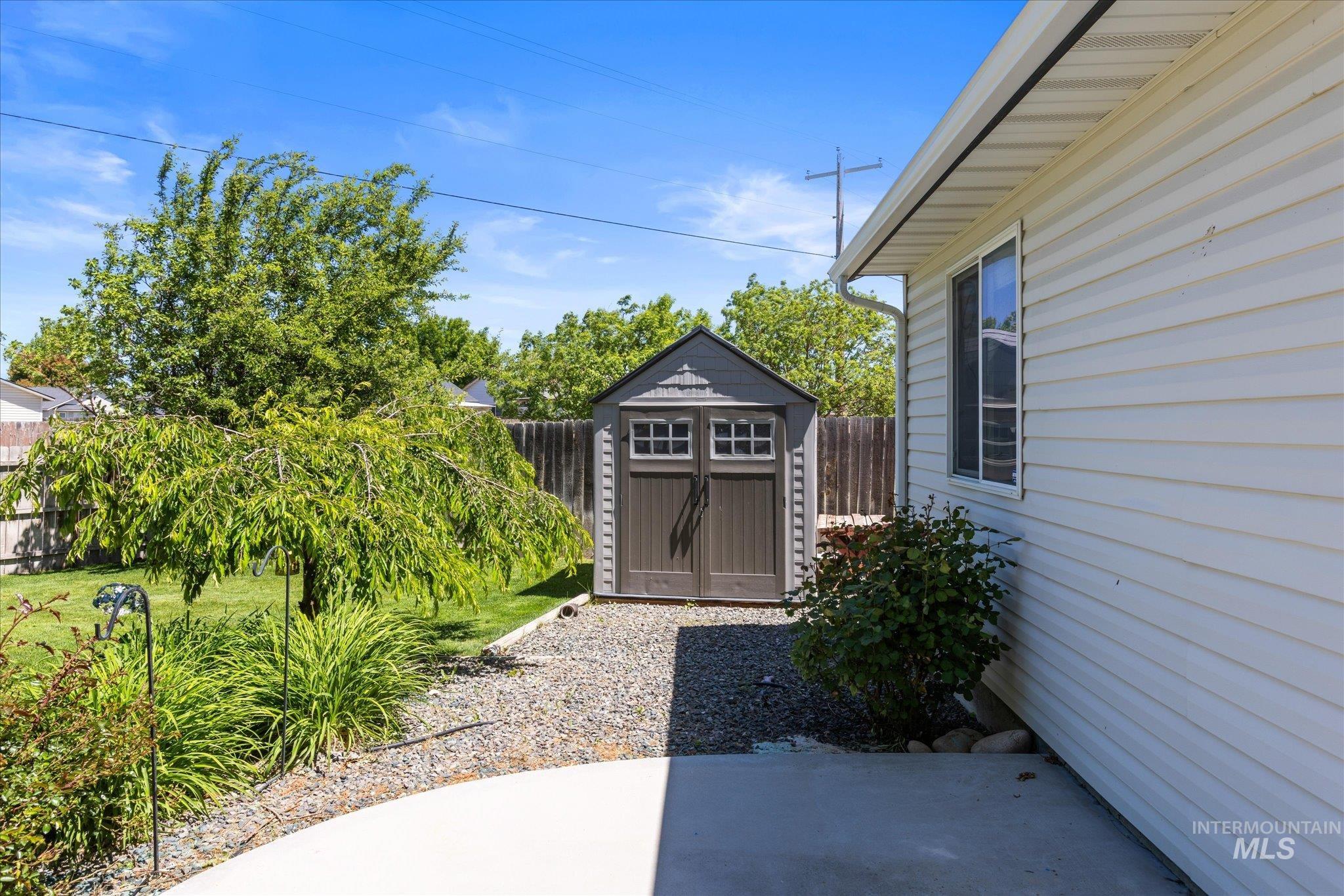 3907 N Abbott St, Caldwell, Idaho 83607-5011, 3 Bedrooms, 2 Bathrooms, Residential For Sale, Price $353,000,MLS 98988323