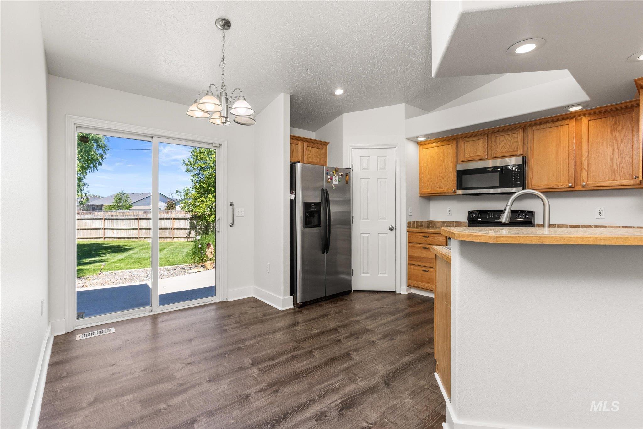 3907 N Abbott St, Caldwell, Idaho 83607-5011, 3 Bedrooms, 2 Bathrooms, Residential For Sale, Price $353,000,MLS 98988323