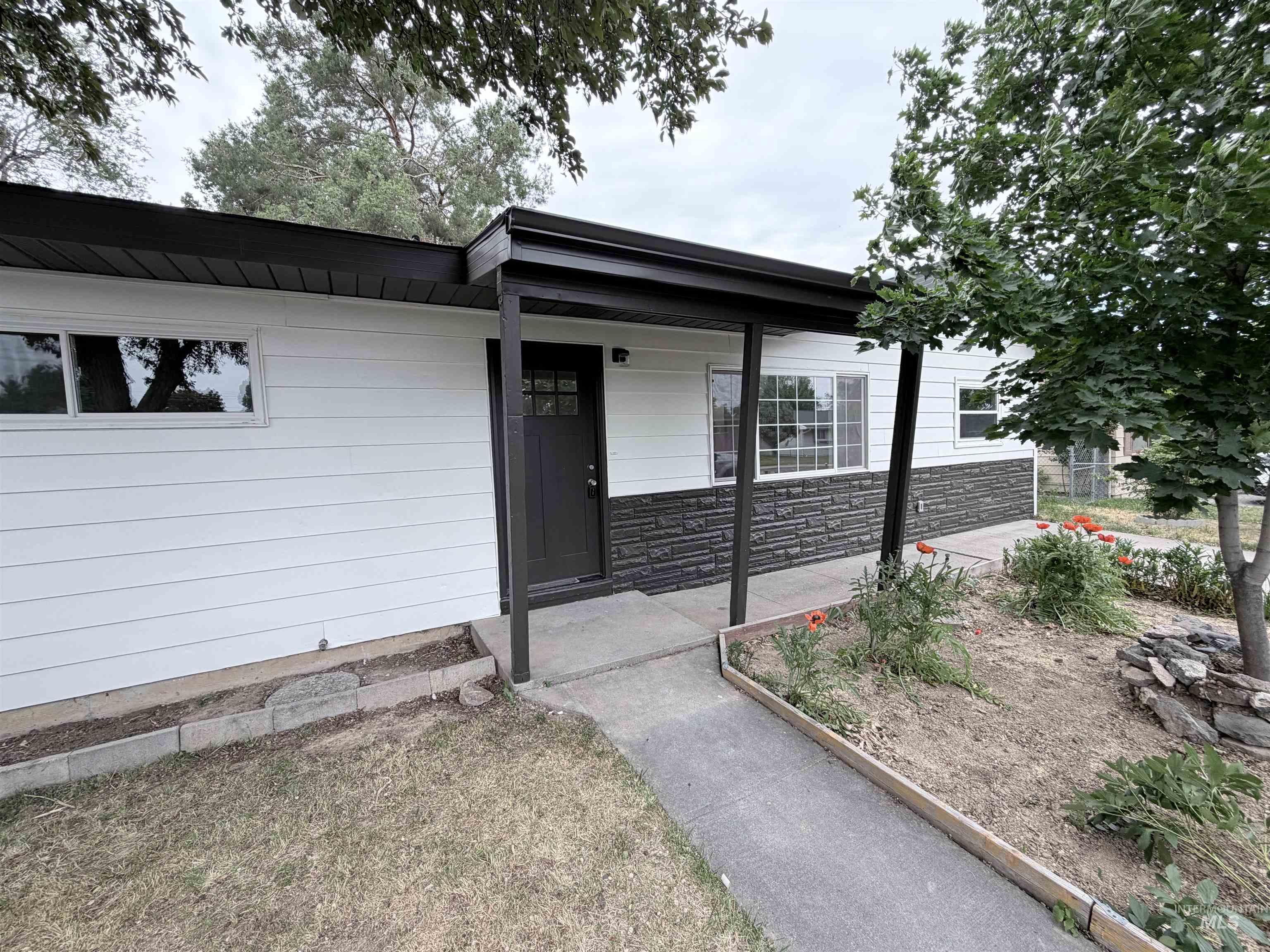 1245 E 16th N, Mountain Home, Idaho 83647, 3 Bedrooms, 1 Bathroom, Residential For Sale, Price $285,000,MLS 98988330