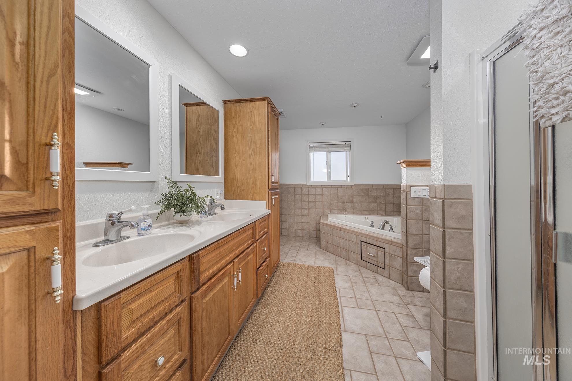 394 Chester Road, Ontario, Oregon 97914, 3 Bedrooms, 3.5 Bathrooms, Residential For Sale, Price $599,000,MLS 98988352