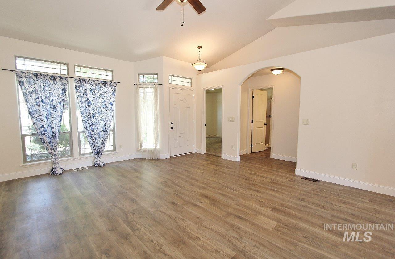 370 S Schober Loop, Nampa, Idaho 83686, 3 Bedrooms, 2 Bathrooms, Residential For Sale, Price $434,900,MLS 98988358