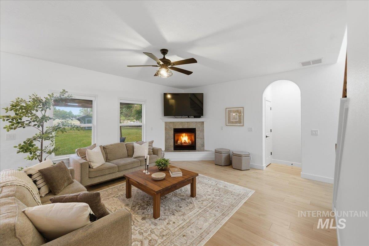 8675 Vic Ln., Middleton, Idaho 83644, 5 Bedrooms, 3.5 Bathrooms, Residential For Sale, Price $985,000,MLS 98988363
