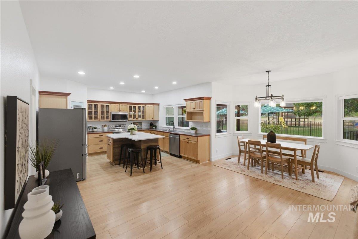 8675 Vic Ln., Middleton, Idaho 83644, 5 Bedrooms, 3.5 Bathrooms, Residential For Sale, Price $985,000,MLS 98988363