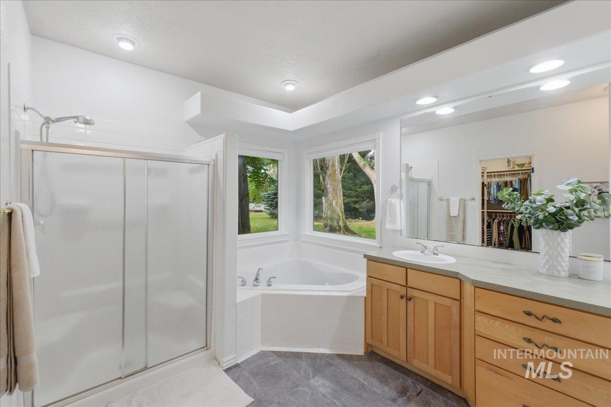 8675 Vic Ln., Middleton, Idaho 83644, 5 Bedrooms, 3.5 Bathrooms, Residential For Sale, Price $985,000,MLS 98988363