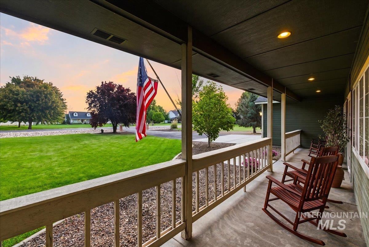 8675 Vic Ln., Middleton, Idaho 83644, 5 Bedrooms, 3.5 Bathrooms, Residential For Sale, Price $985,000,MLS 98988363