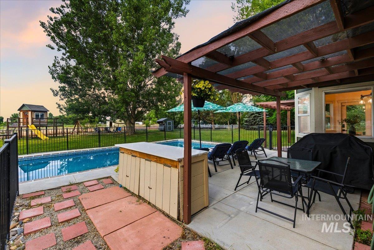 8675 Vic Ln., Middleton, Idaho 83644, 5 Bedrooms, 3.5 Bathrooms, Residential For Sale, Price $985,000,MLS 98988363
