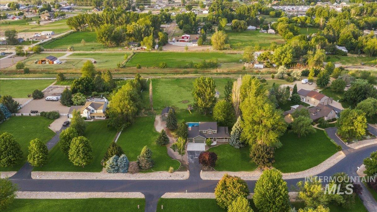 8675 Vic Ln., Middleton, Idaho 83644, 5 Bedrooms, 3.5 Bathrooms, Residential For Sale, Price $985,000,MLS 98988363