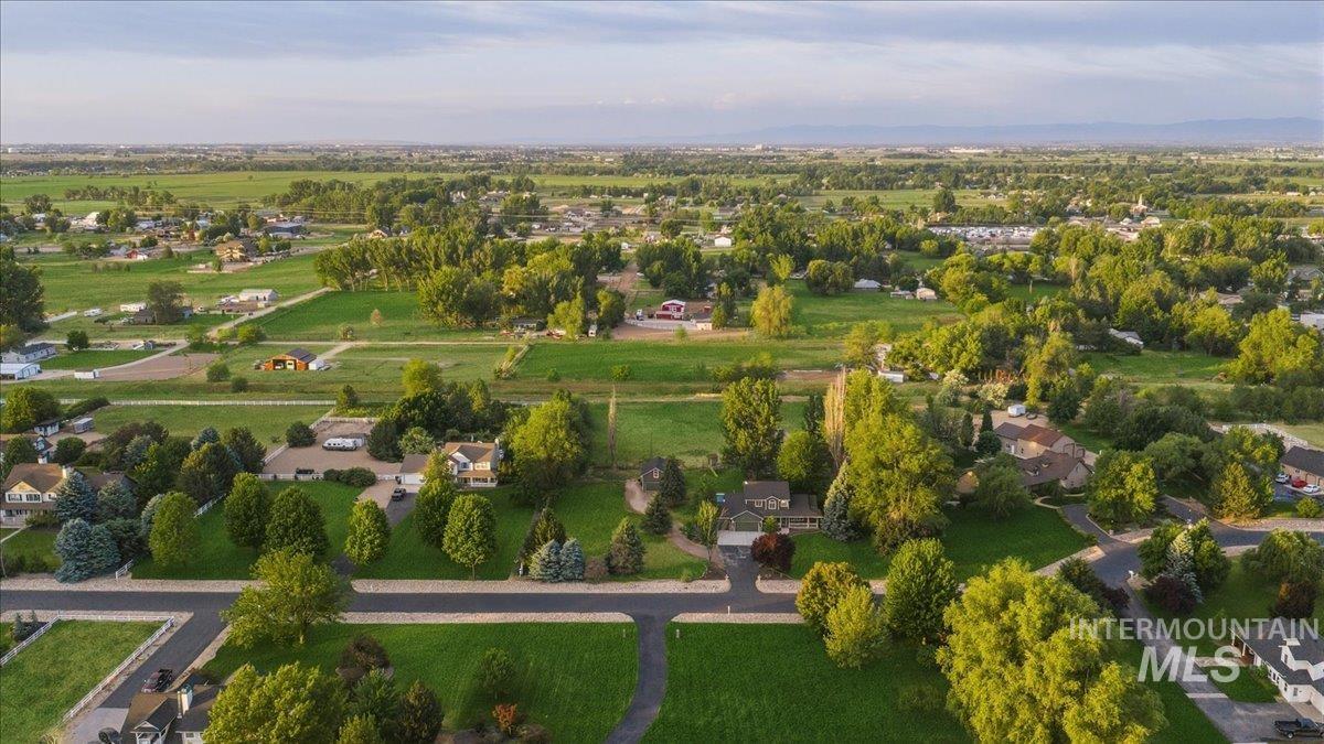 8675 Vic Ln., Middleton, Idaho 83644, 5 Bedrooms, 3.5 Bathrooms, Residential For Sale, Price $985,000,MLS 98988363