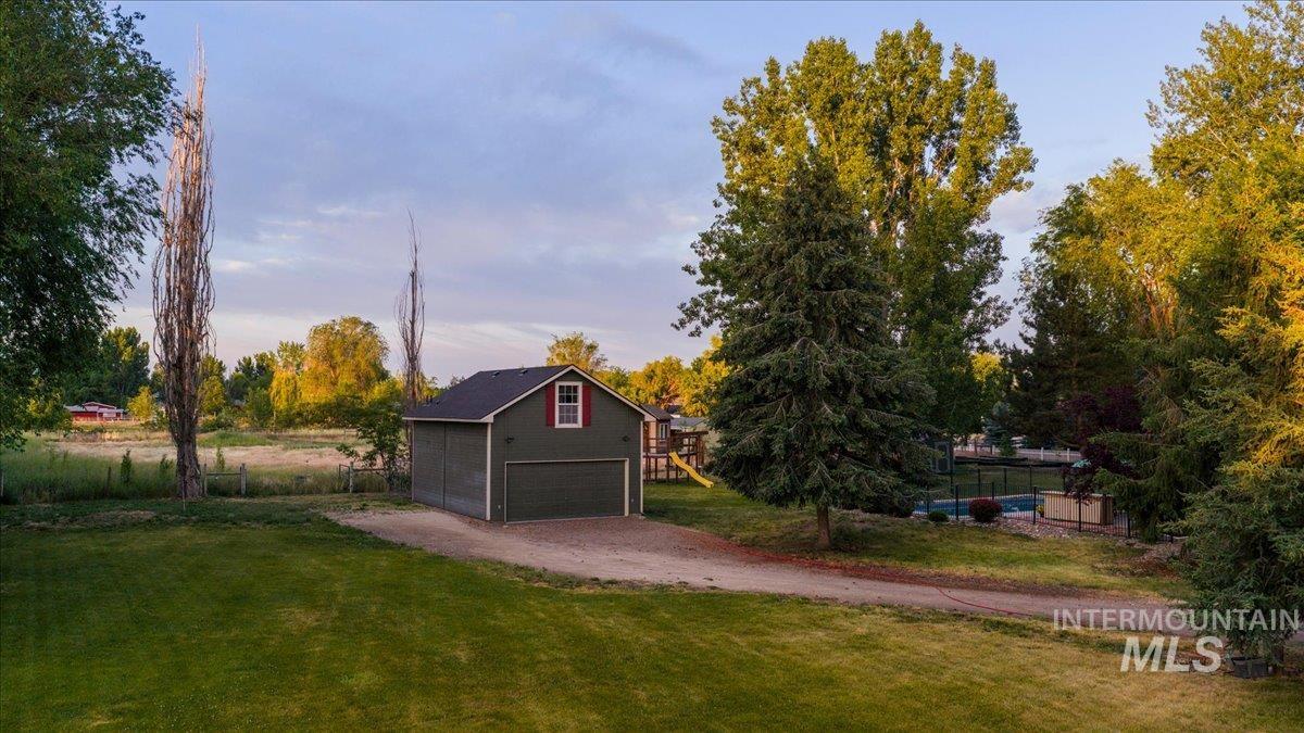 8675 Vic Ln., Middleton, Idaho 83644, 5 Bedrooms, 3.5 Bathrooms, Residential For Sale, Price $985,000,MLS 98988363