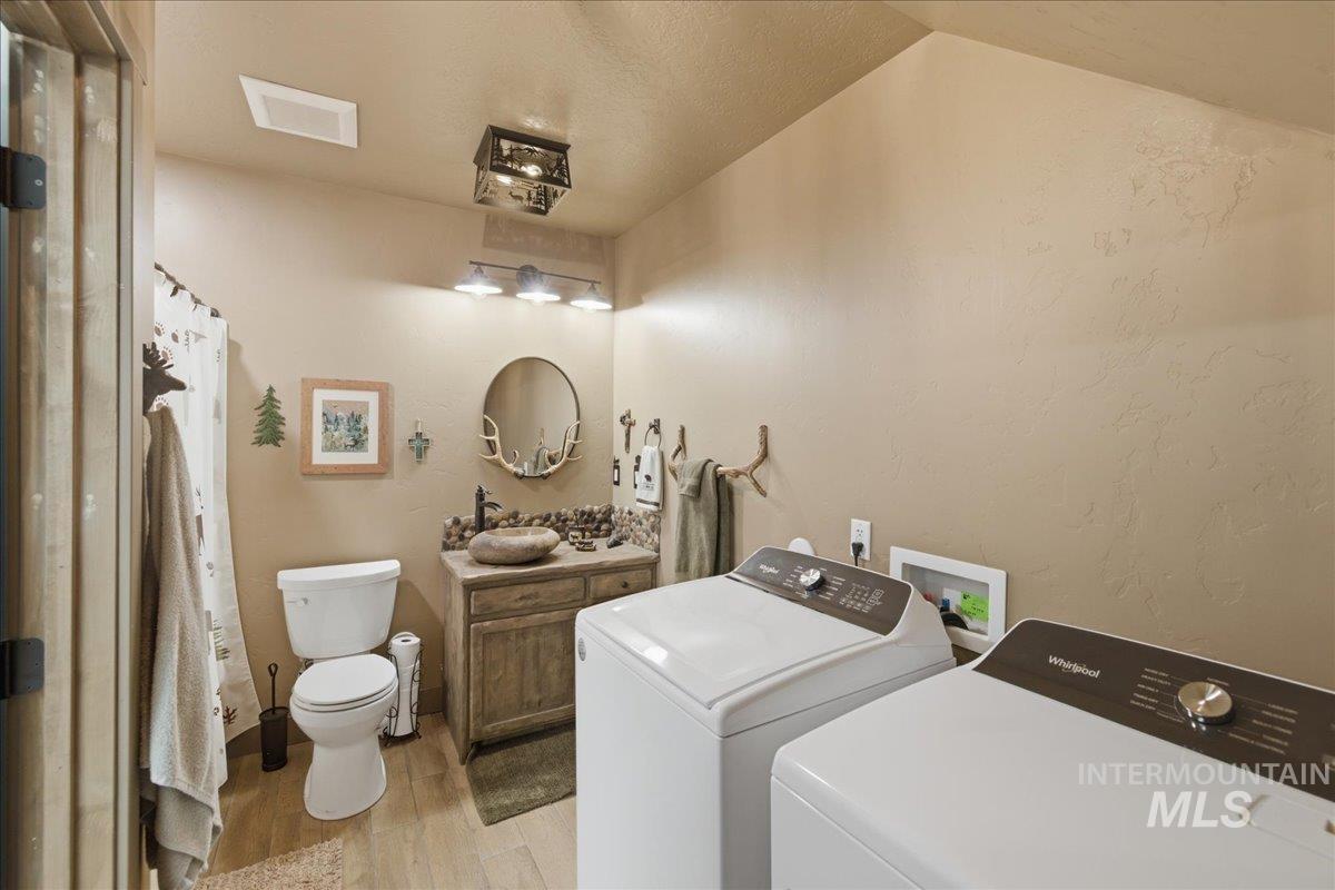 8675 Vic Ln., Middleton, Idaho 83644, 5 Bedrooms, 3.5 Bathrooms, Residential For Sale, Price $985,000,MLS 98988363
