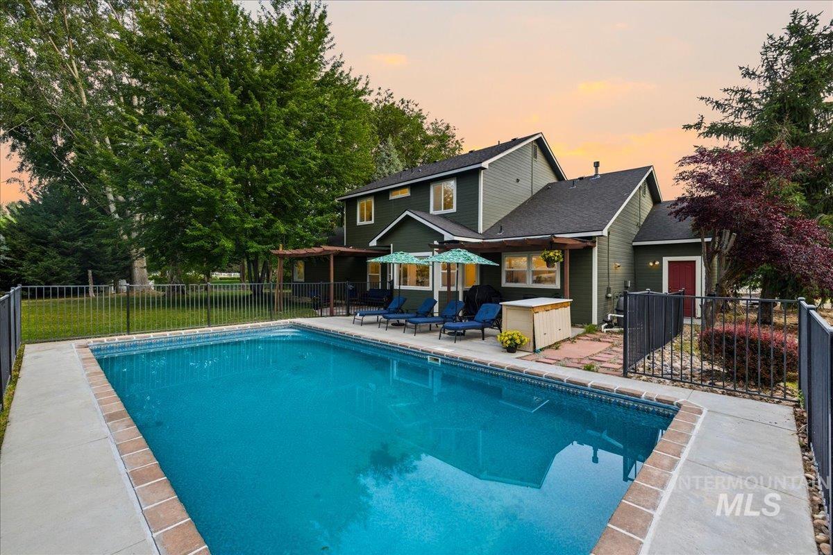 8675 Vic Ln., Middleton, Idaho 83644, 5 Bedrooms, 3.5 Bathrooms, Residential For Sale, Price $985,000,MLS 98988363