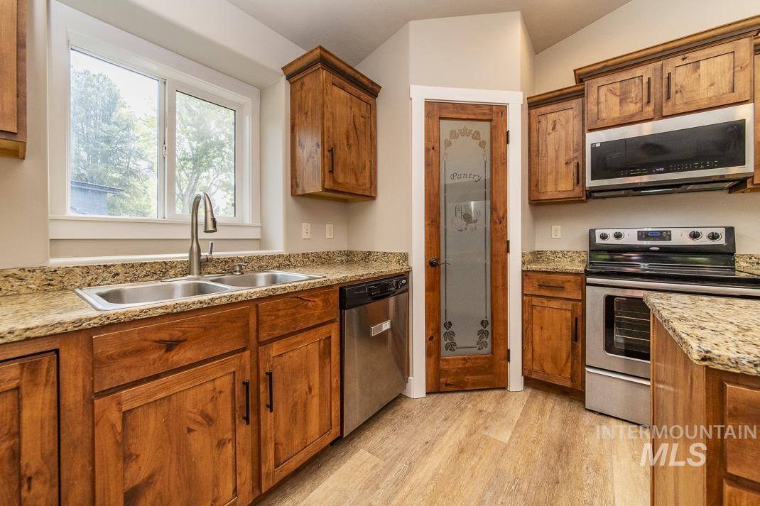 6215 W York, Boise, Idaho 83704, 4 Bedrooms, 2.5 Bathrooms, Residential For Sale, Price $419,900,MLS 98988376