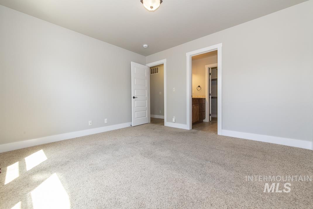 6215 W York, Boise, Idaho 83704, 4 Bedrooms, 2.5 Bathrooms, Residential Income For Sale, Price $419,900,MLS 98988380