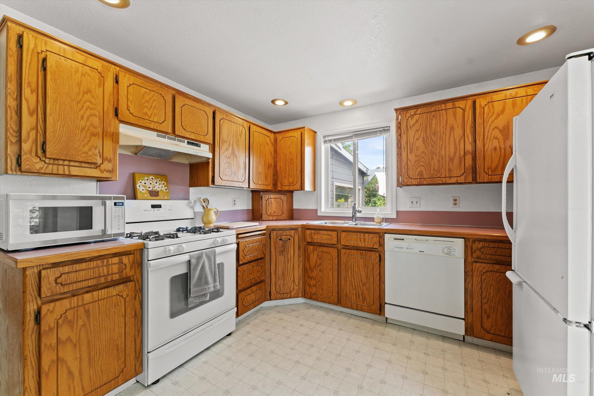 17 S Cobblestone Ct., Nampa, Idaho 83651, 3 Bedrooms, 2 Bathrooms, Residential For Sale, Price $379,900,MLS 98988387
