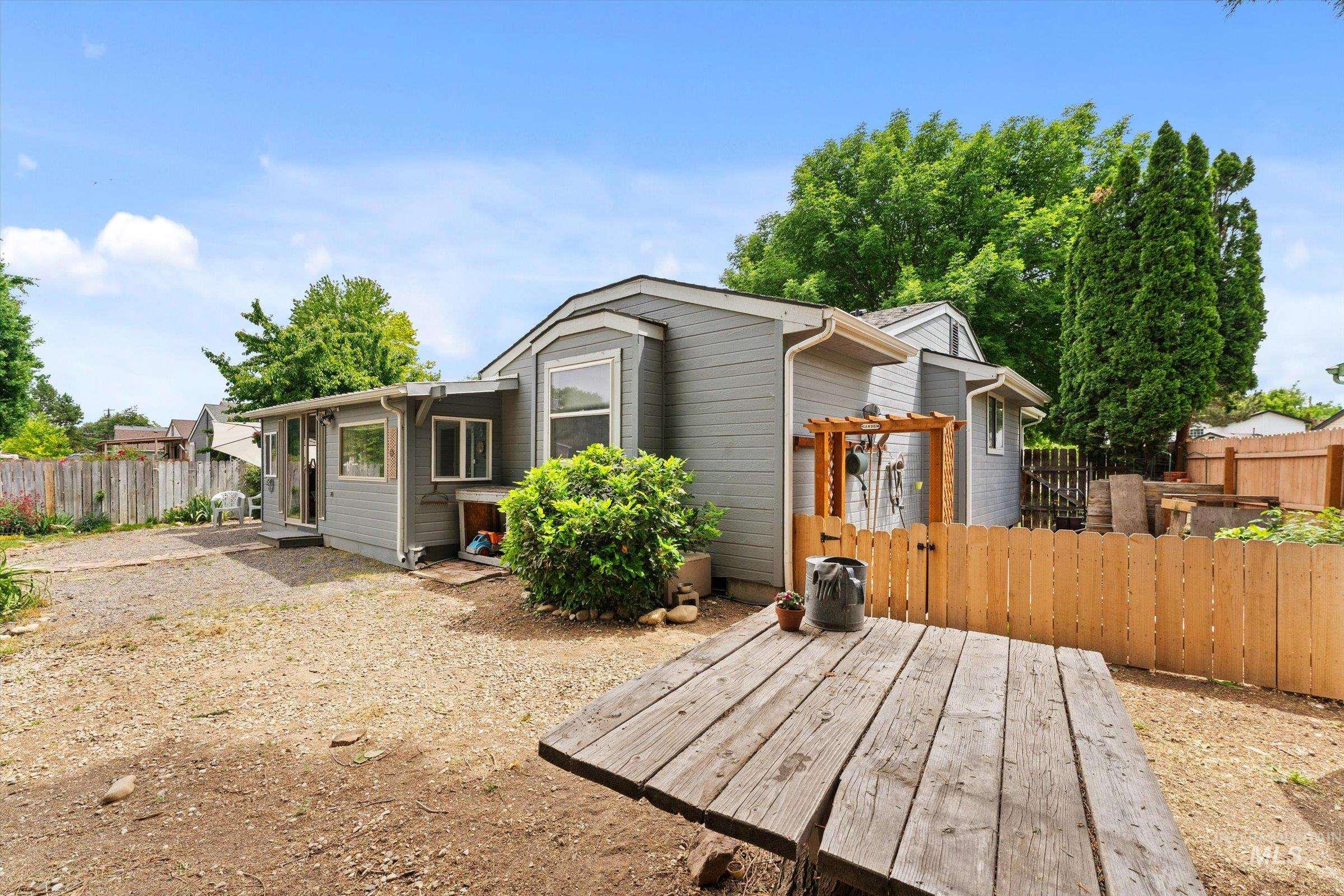 17 S Cobblestone Ct., Nampa, Idaho 83651, 3 Bedrooms, 2 Bathrooms, Residential For Sale, Price $379,900,MLS 98988387