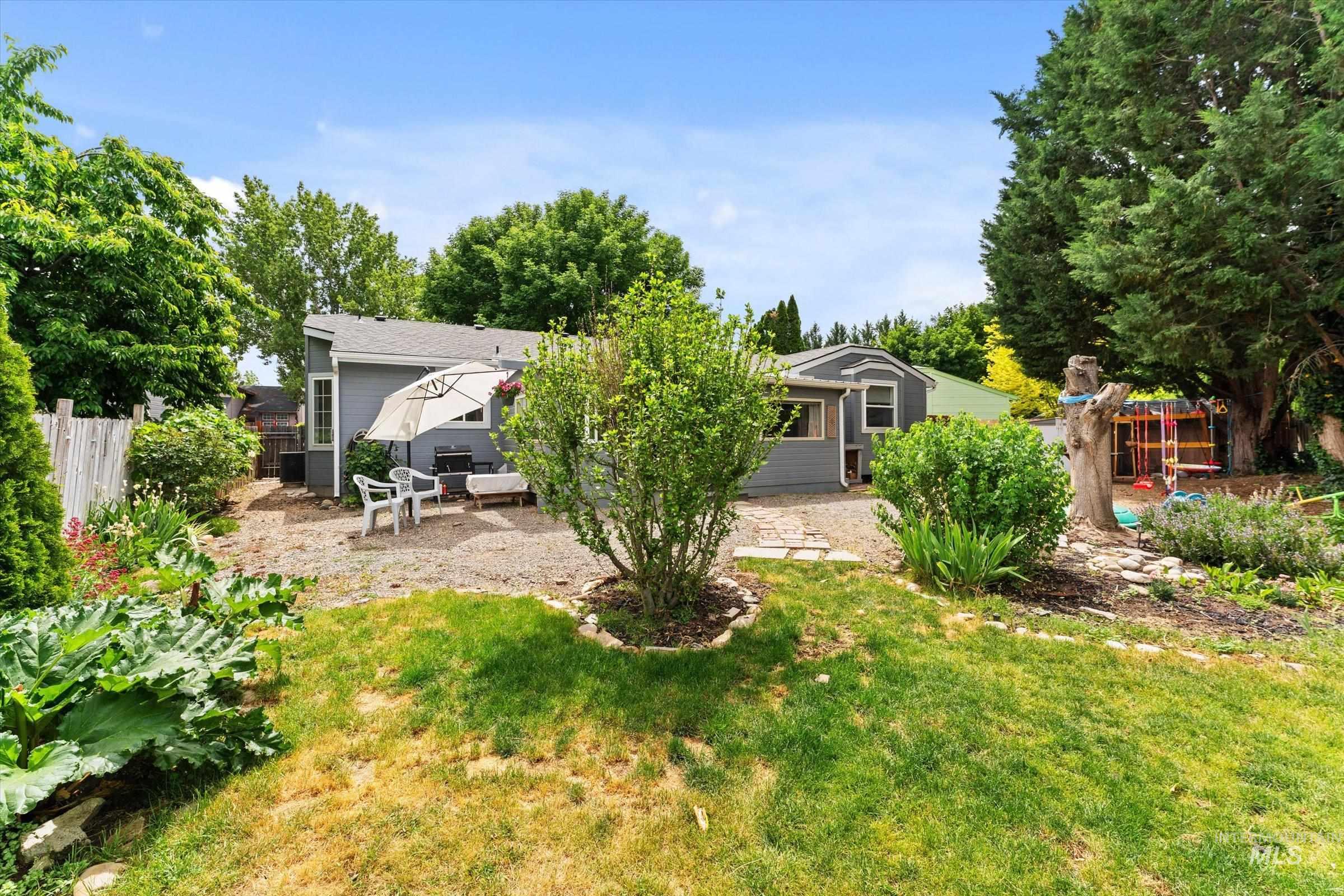 17 S Cobblestone Ct., Nampa, Idaho 83651, 3 Bedrooms, 2 Bathrooms, Residential For Sale, Price $379,900,MLS 98988387