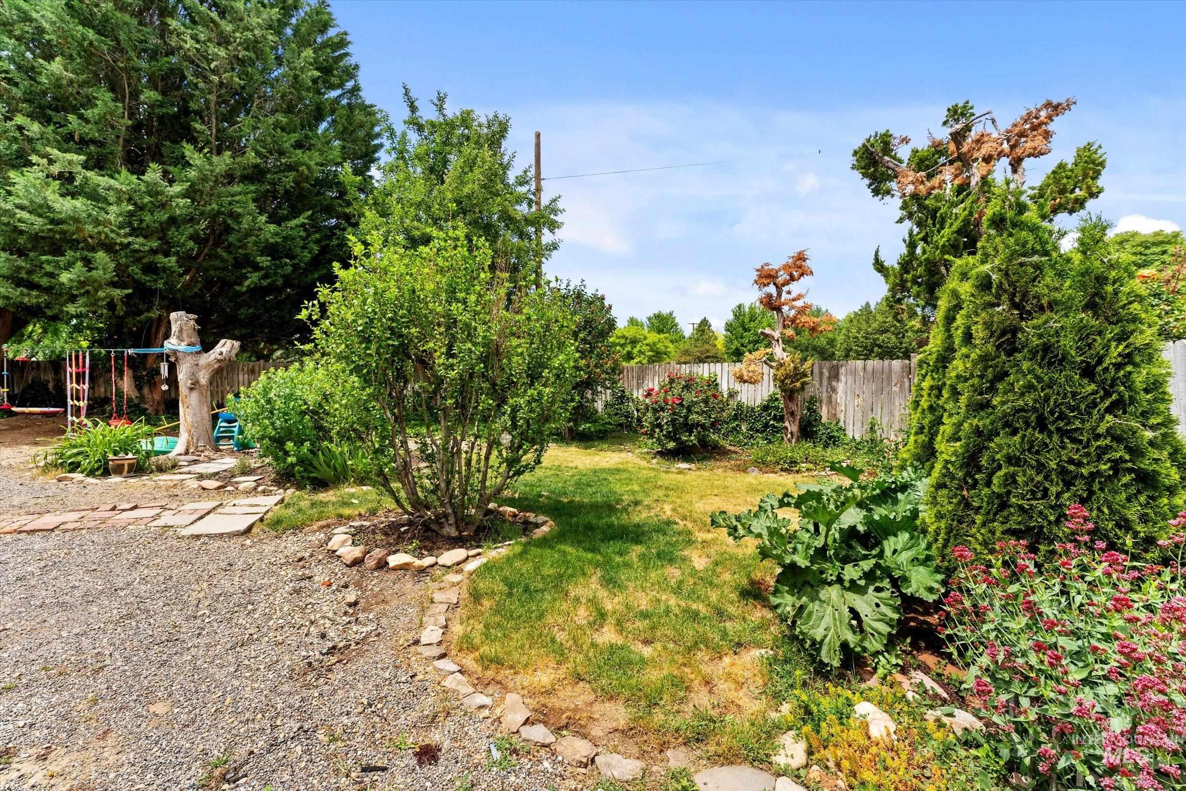 17 S Cobblestone Ct., Nampa, Idaho 83651, 3 Bedrooms, 2 Bathrooms, Residential For Sale, Price $379,900,MLS 98988387