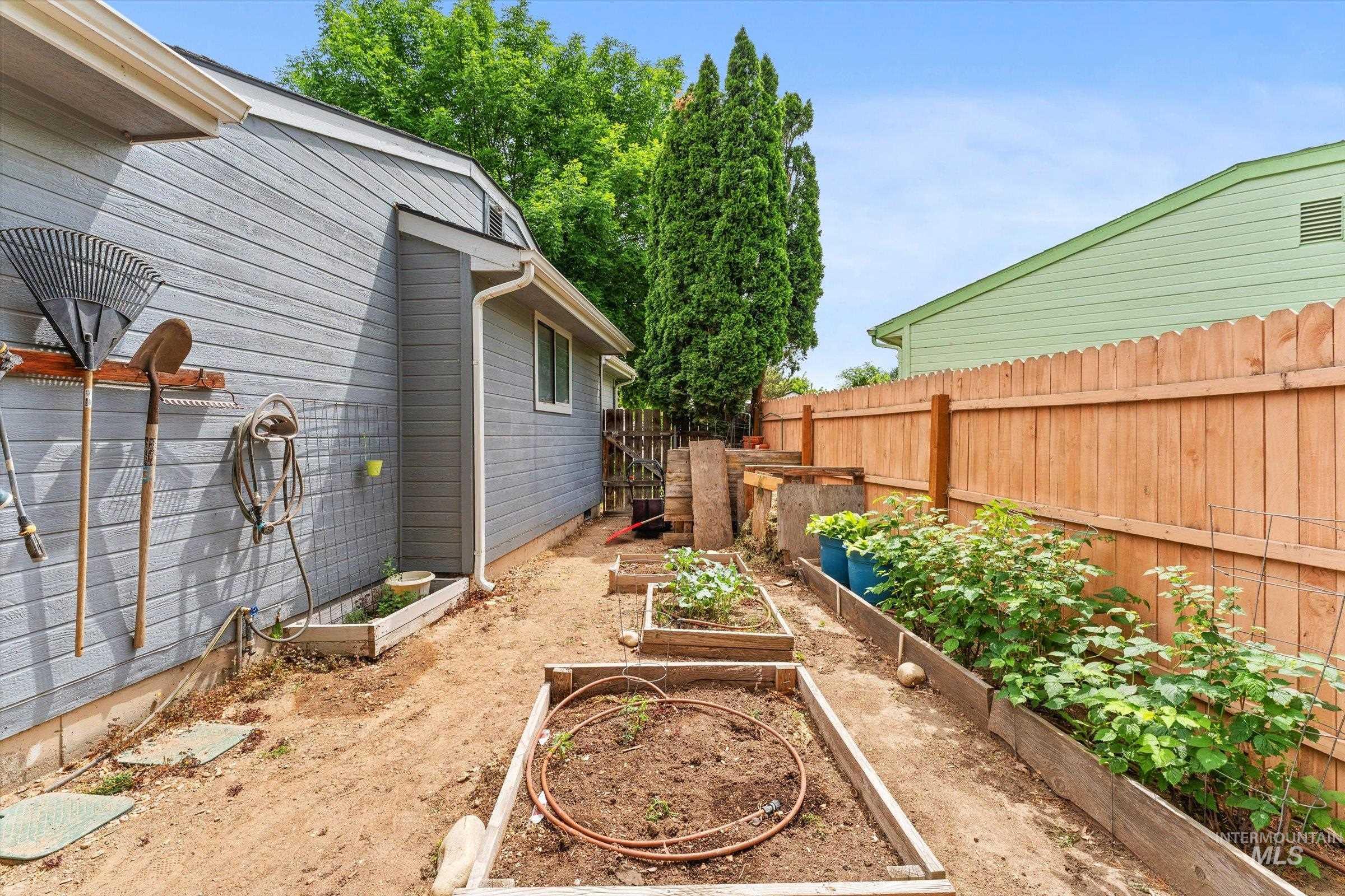 17 S Cobblestone Ct., Nampa, Idaho 83651, 3 Bedrooms, 2 Bathrooms, Residential For Sale, Price $379,900,MLS 98988387