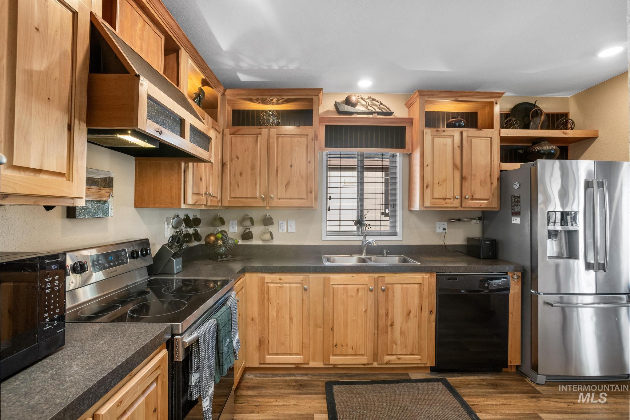 2247 E Blue Lake Ln, Boise, Idaho 83716, 3 Bedrooms, 2 Bathrooms, Residential For Sale, Price $247,900,MLS 98988437