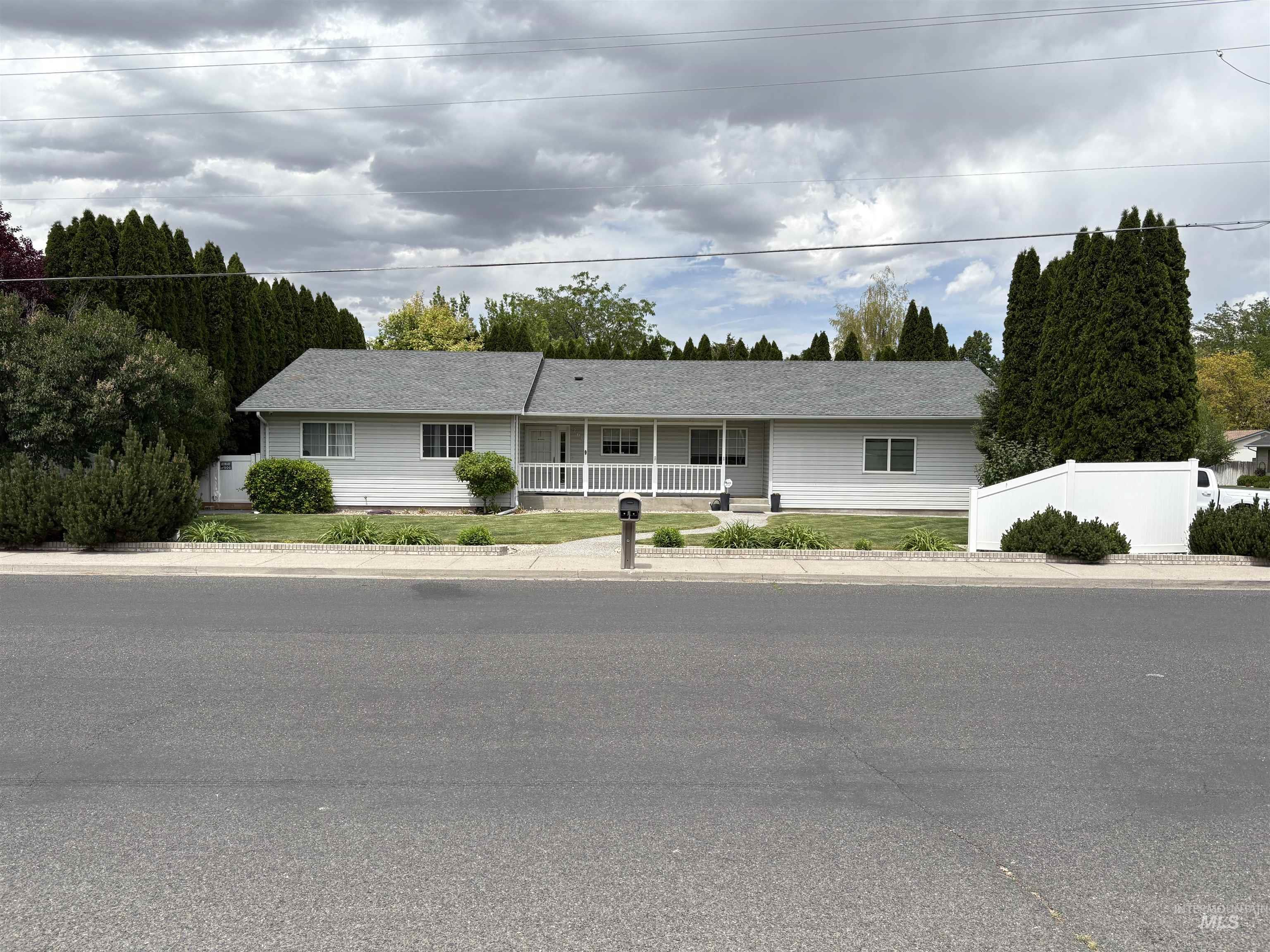 2699 Elizabeth Blvd, Twin Falls, Idaho 83301, 3 Bedrooms, 2 Bathrooms, Residential For Sale, Price $379,900,MLS 98988451