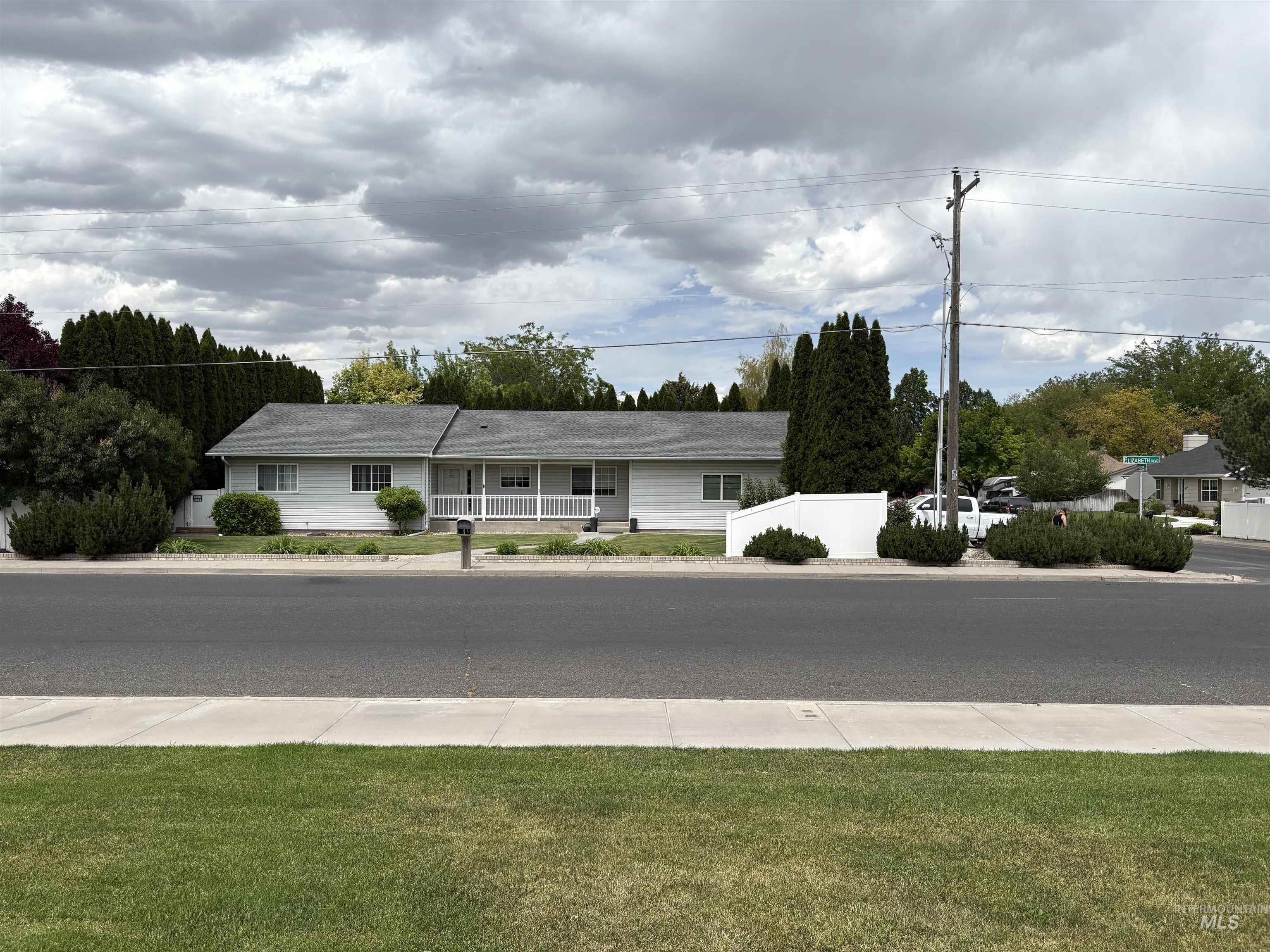 2699 Elizabeth Blvd, Twin Falls, Idaho 83301, 3 Bedrooms, 2 Bathrooms, Residential For Sale, Price $379,900,MLS 98988451