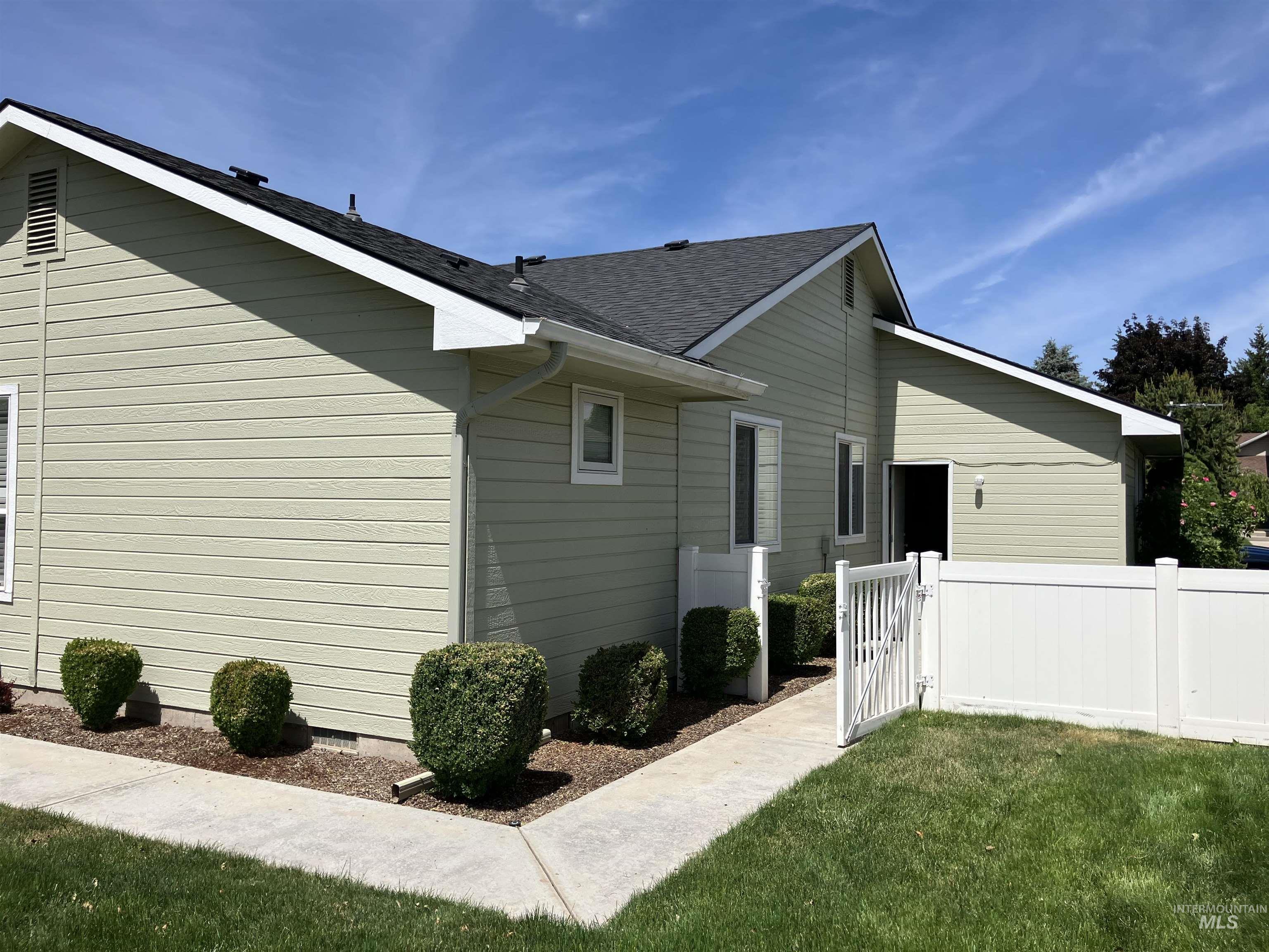 2168 N Glennfield Way, Meridian, Idaho 83646-1282, 3 Bedrooms, 2 Bathrooms, Residential For Sale, Price $479,900,MLS 98988473