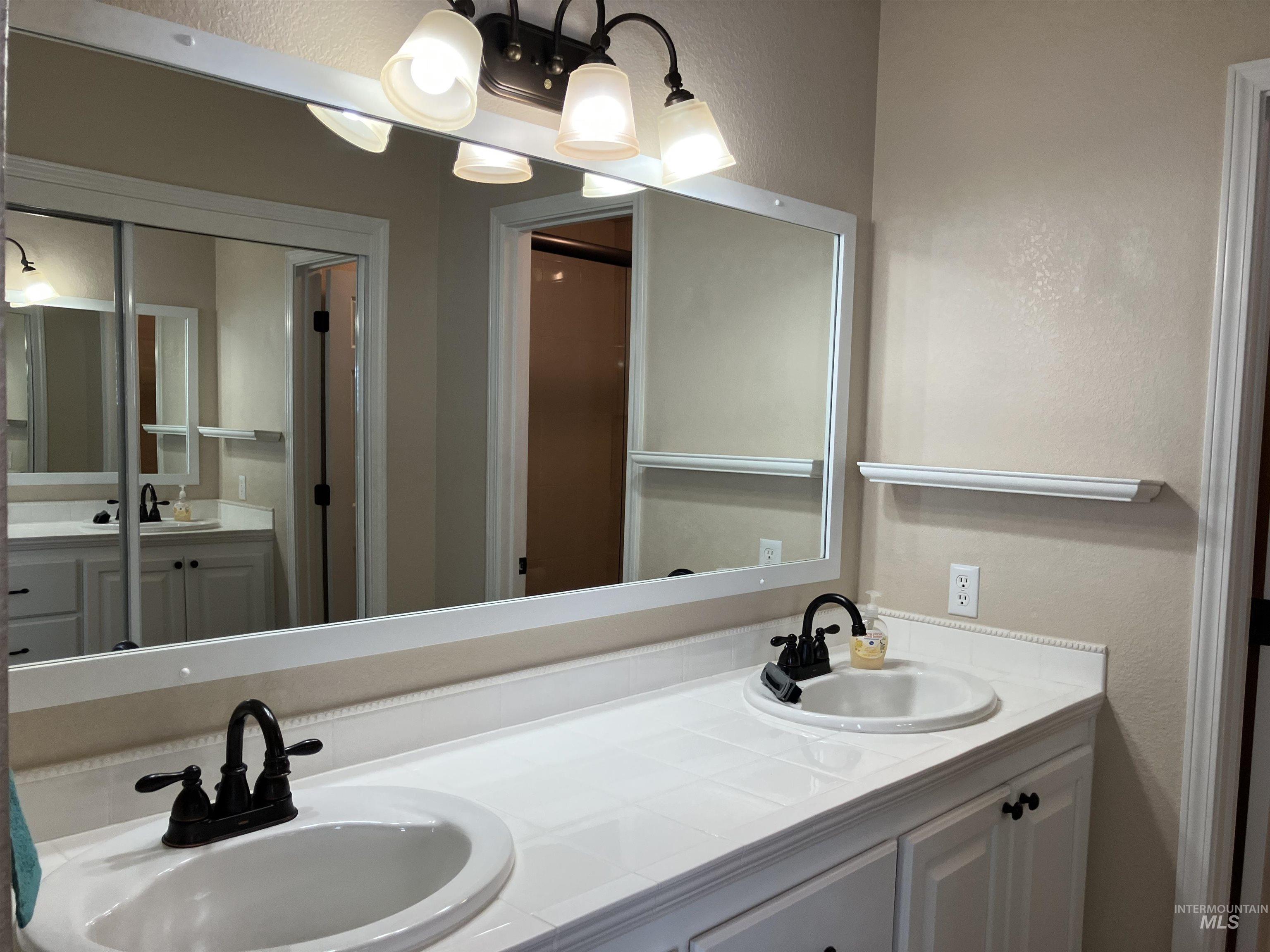 2168 N Glennfield Way, Meridian, Idaho 83646-1282, 3 Bedrooms, 2 Bathrooms, Residential For Sale, Price $479,900,MLS 98988473