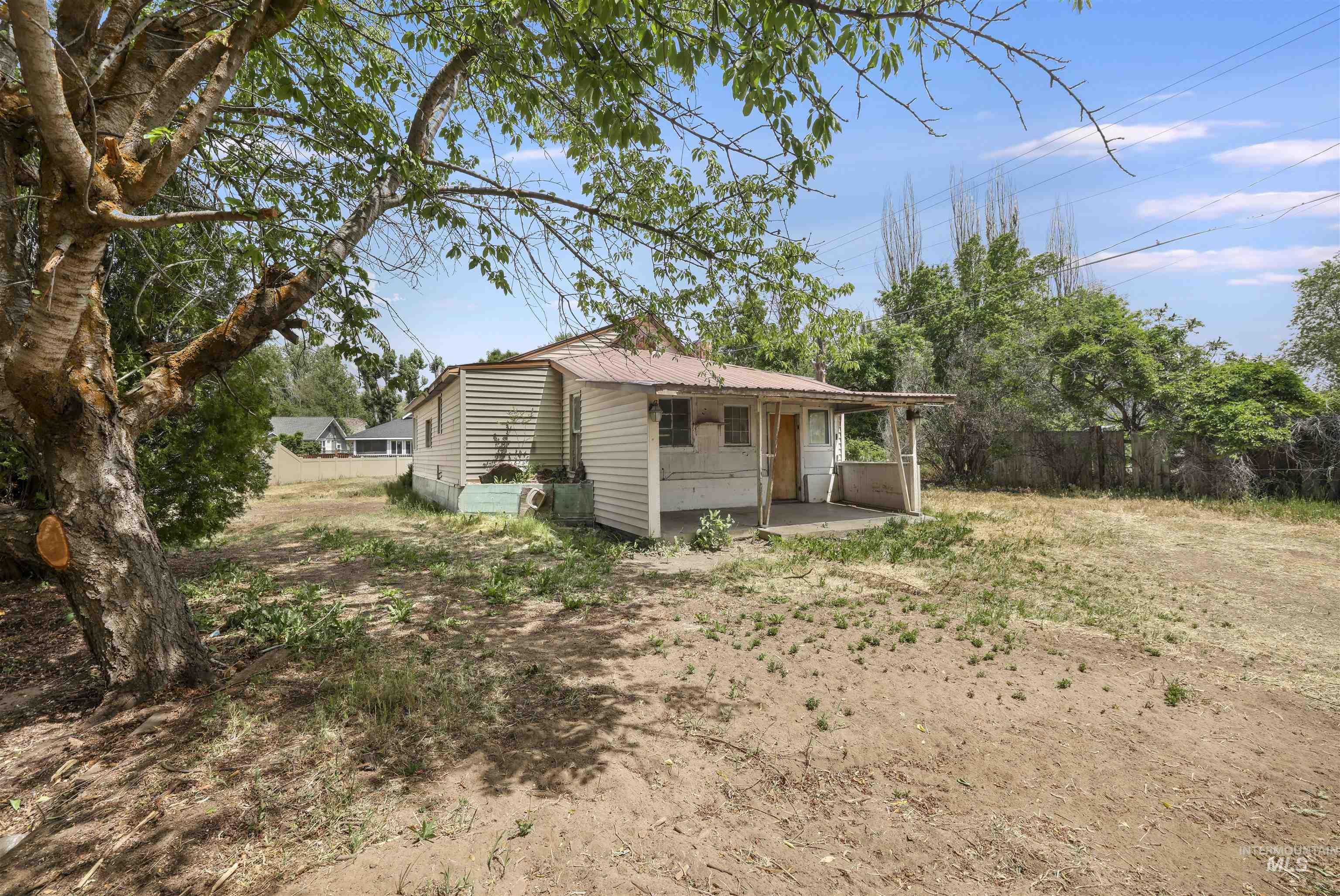 110 E 2nd St, Shoshone, Idaho 83352, 3 Bedrooms, 1 Bathroom, Residential For Sale, Price $175,000,MLS 98988479