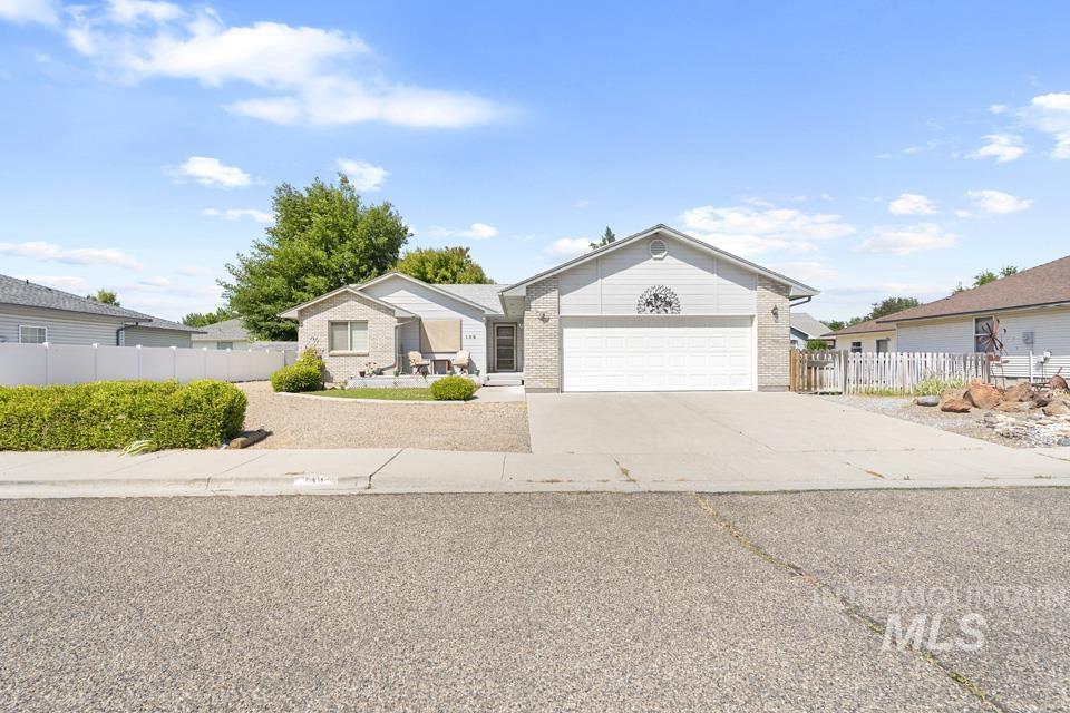 139 Hill St., Ontario, Oregon 97914, 3 Bedrooms, 2 Bathrooms, Residential For Sale, Price $375,000, 98988503