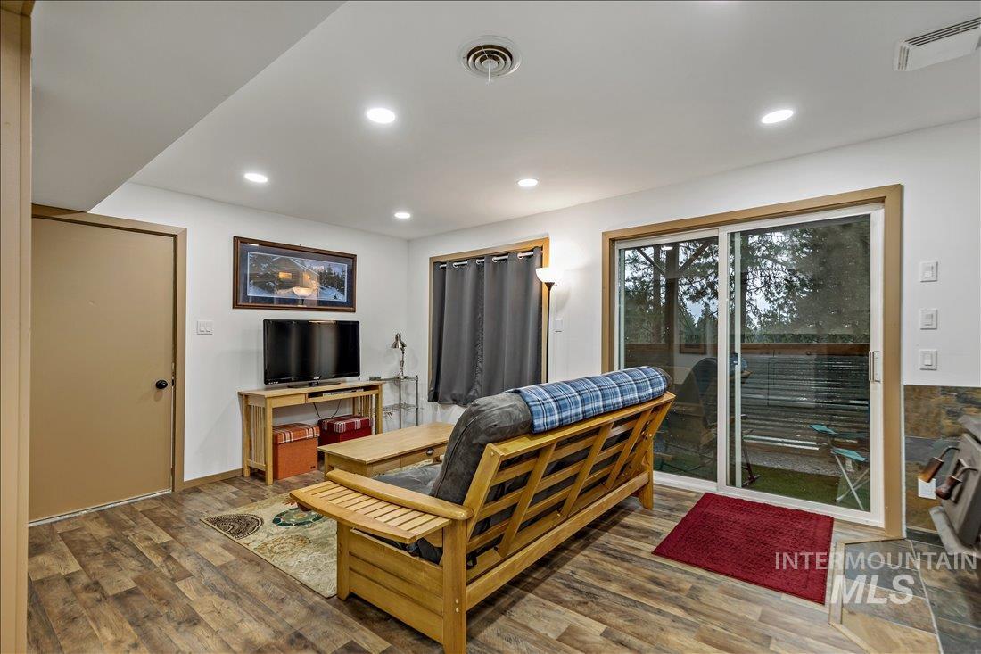 79 Sunset Loop, Cascade, Idaho 83611, 4 Bedrooms, 3 Bathrooms, Residential For Sale, Price $525,000,MLS 98988509
