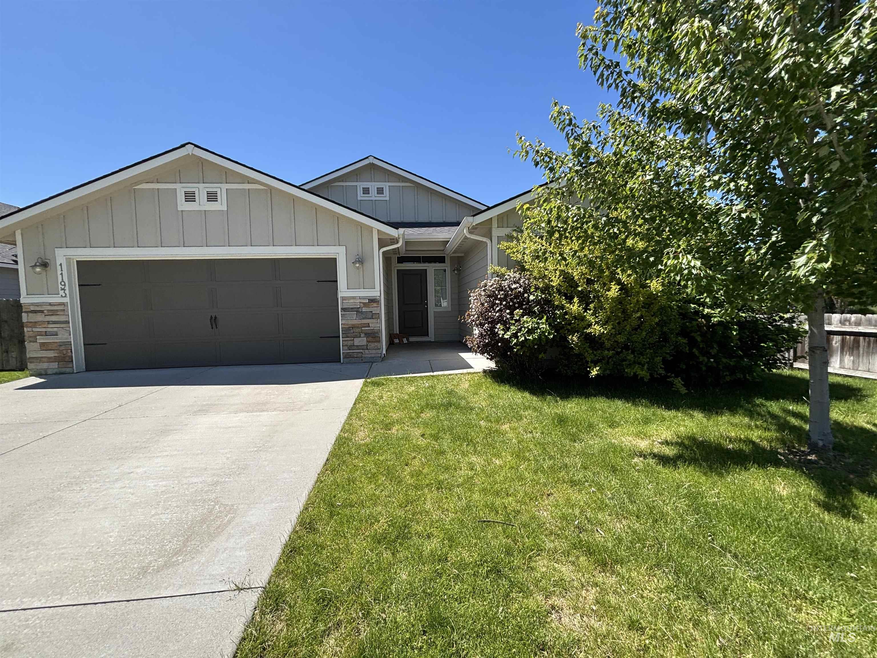 1193 W Crosswind Dr, Meridian, Idaho 83646, 3 Bedrooms, 2 Bathrooms, Residential Income For Sale, Price $425,000,MLS 98988525