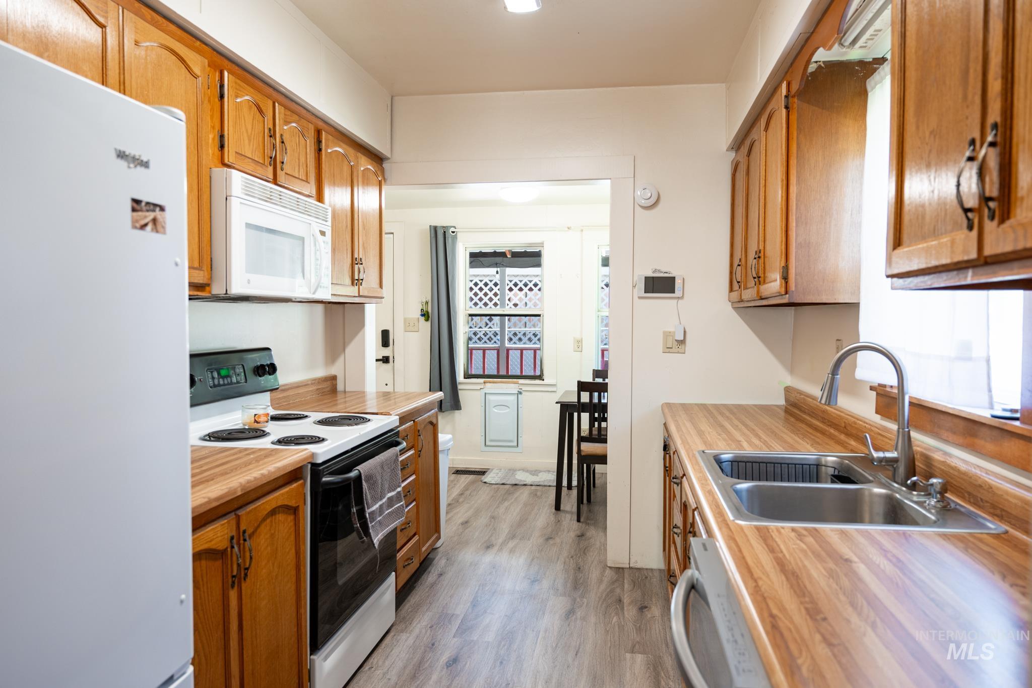 370 E Jefferson, Huntington, Oregon 97907-0000, 2 Bedrooms, 1 Bathroom, Residential For Sale, Price $179,999,MLS 98988537
