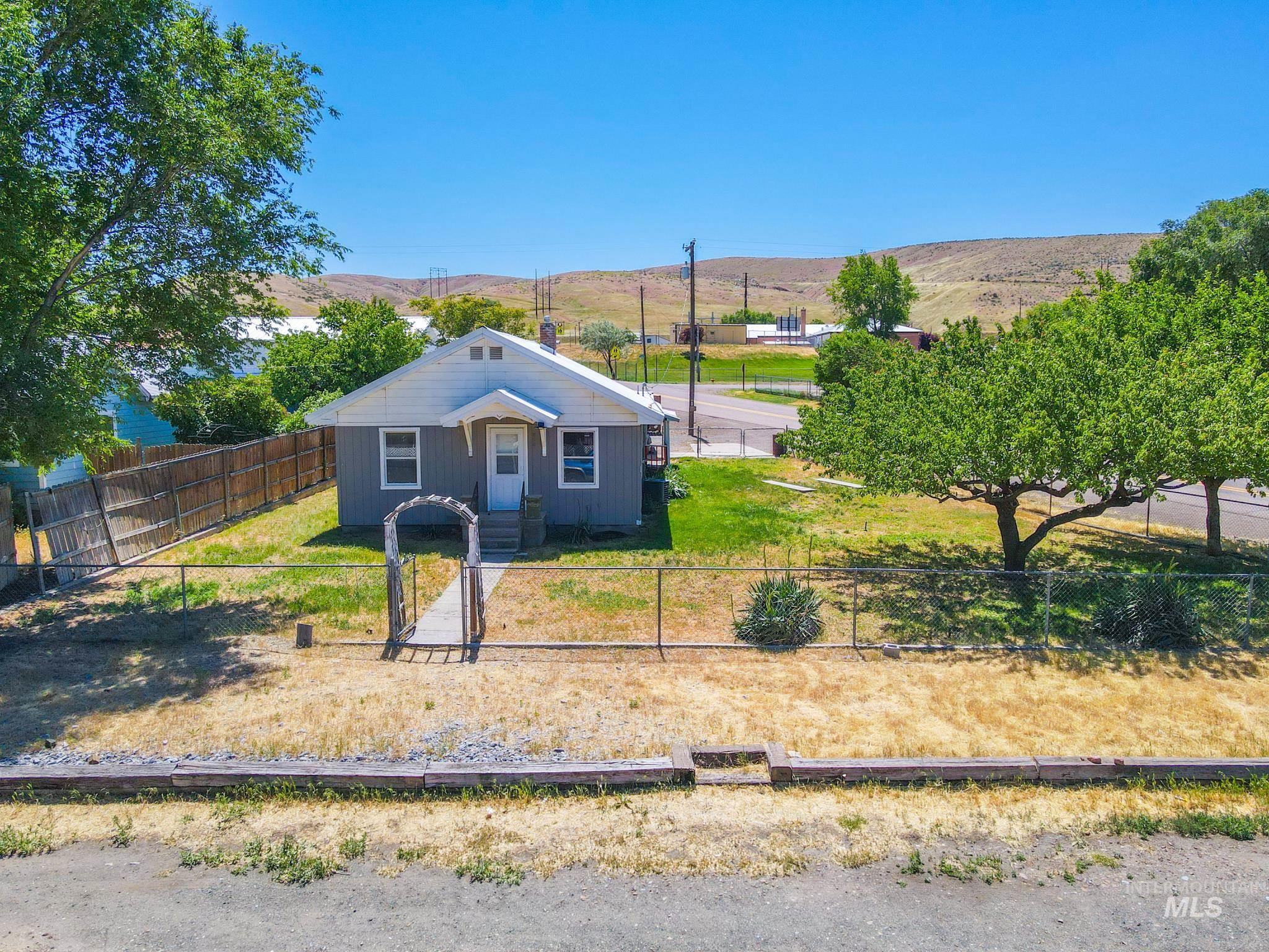 370 E Jefferson, Huntington, Oregon 97907-0000, 2 Bedrooms, 1 Bathroom, Residential For Sale, Price $179,999,MLS 98988537