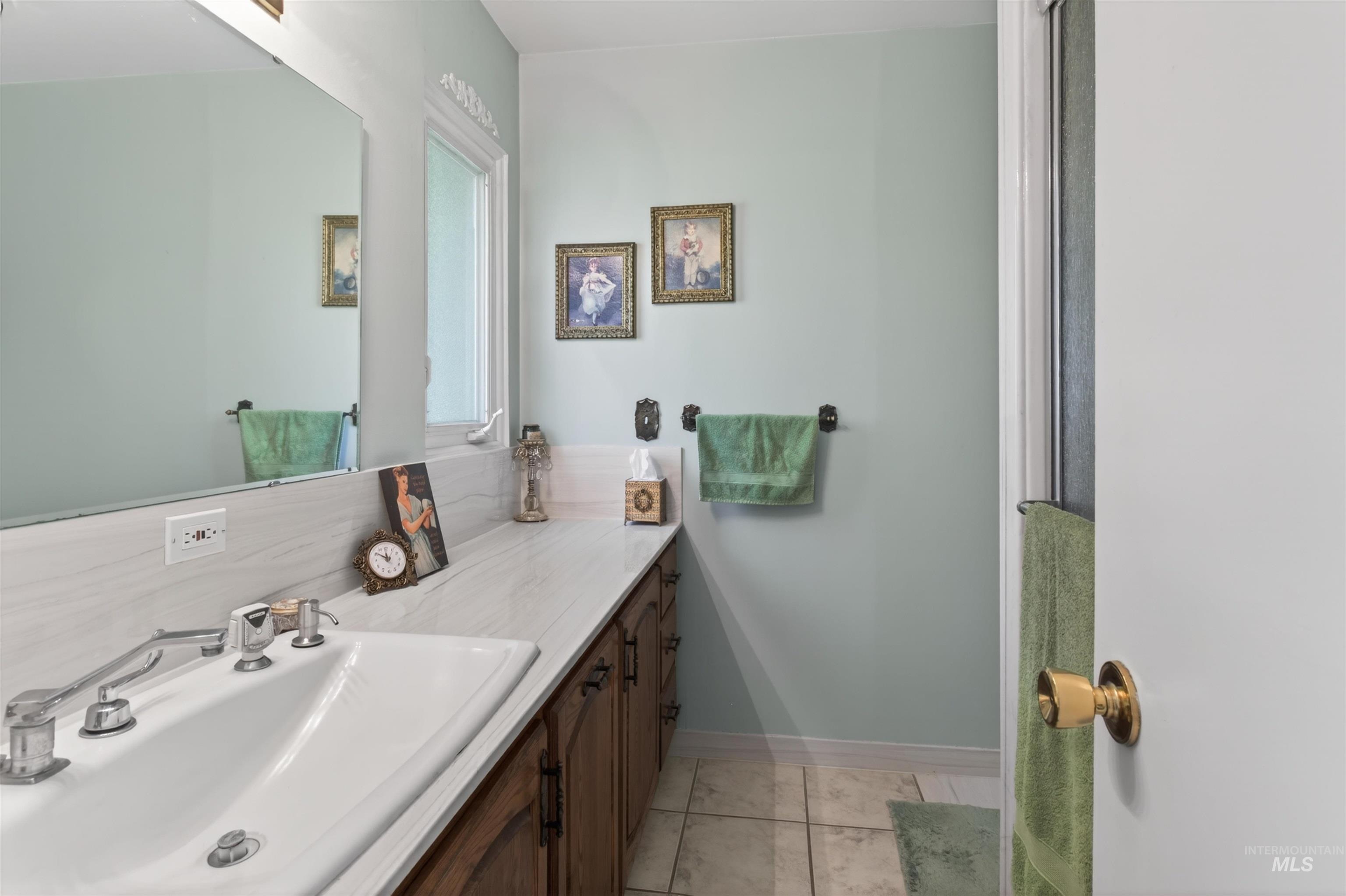 585 W Baseline Rd, Paul, Idaho 83347, 3 Bedrooms, 2 Bathrooms, Residential For Sale, Price $546,500,MLS 98988571