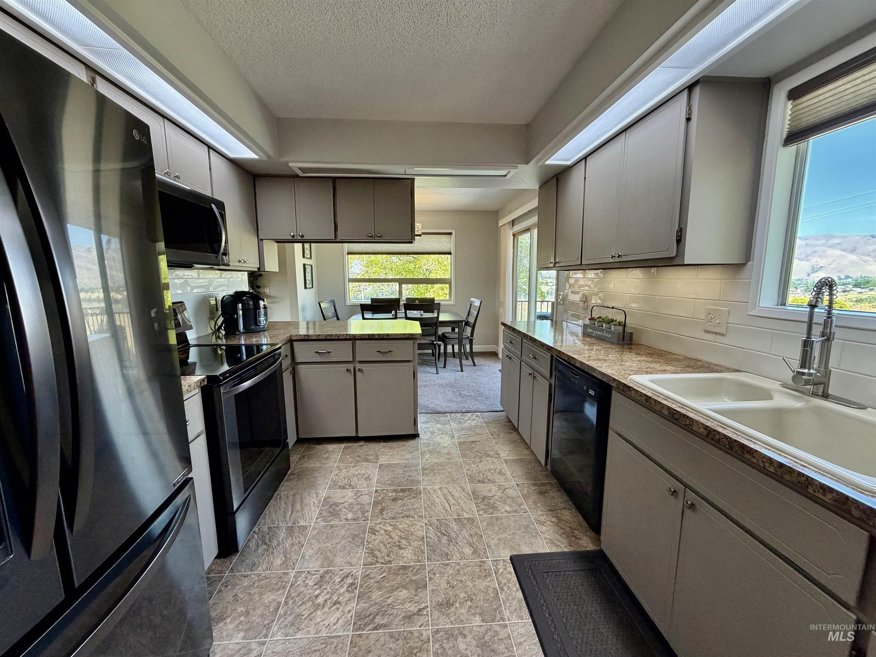 2502 Seaport Drive, Lewiston, Idaho 83501, 3 Bedrooms, 2.5 Bathrooms, Residential For Sale, Price $469,000,MLS 98988584