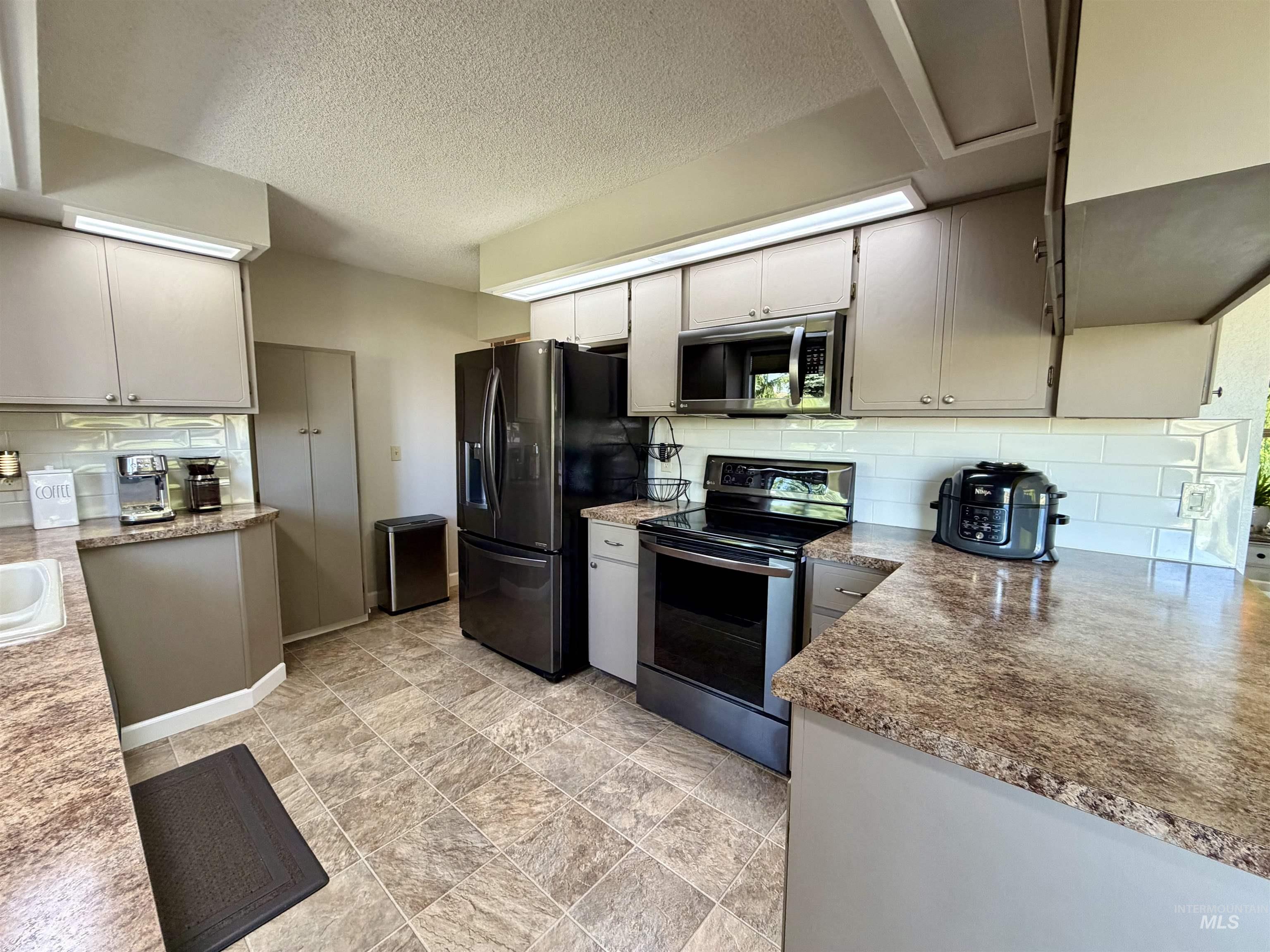 2502 Seaport Drive, Lewiston, Idaho 83501, 3 Bedrooms, 2.5 Bathrooms, Residential For Sale, Price $469,000,MLS 98988584
