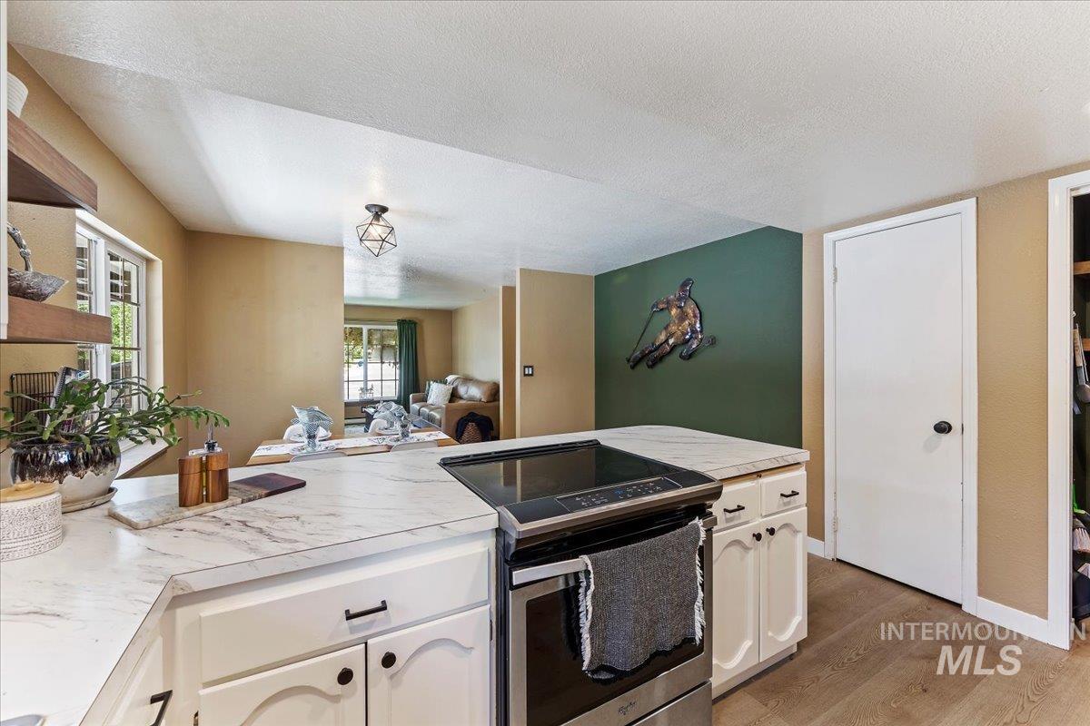 5265 W Hadlock, Boise, Idaho 83703, 2 Bedrooms, 1 Bathroom, Residential For Sale, Price $380,000,MLS 98988587