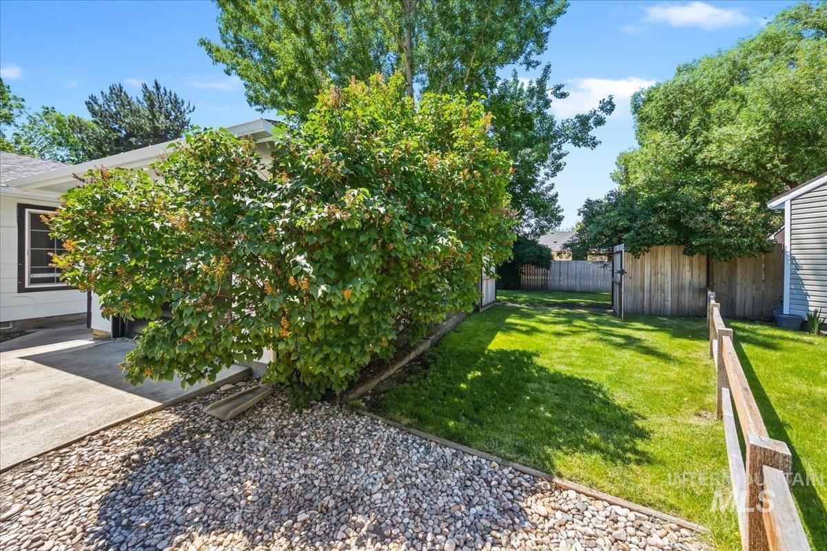 5265 W Hadlock, Boise, Idaho 83703, 2 Bedrooms, 1 Bathroom, Residential For Sale, Price $380,000,MLS 98988587