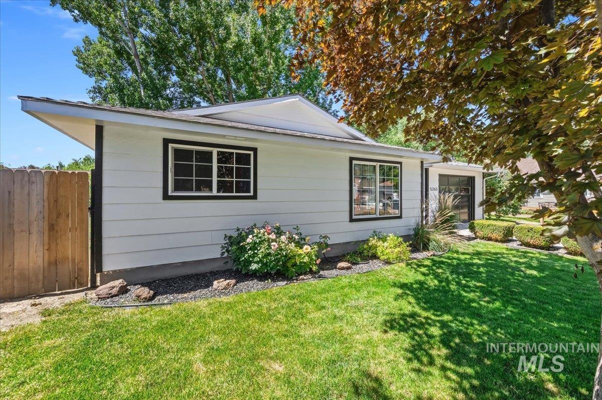 5265 W Hadlock, Boise, Idaho 83703, 2 Bedrooms, 1 Bathroom, Residential For Sale, Price $380,000,MLS 98988587