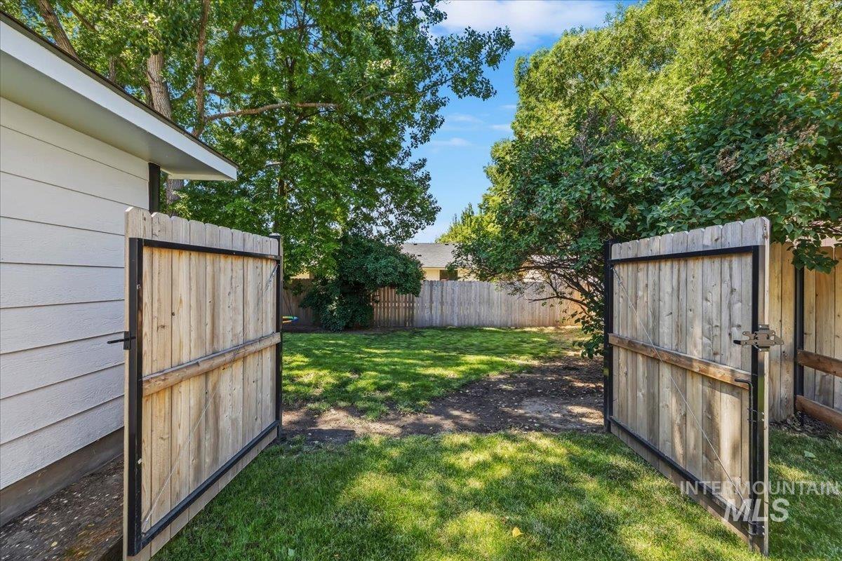 5265 W Hadlock, Boise, Idaho 83703, 2 Bedrooms, 1 Bathroom, Residential For Sale, Price $380,000,MLS 98988587