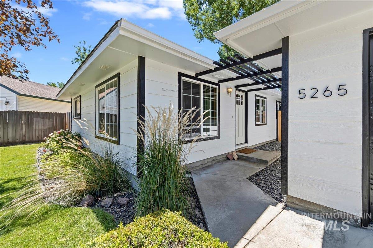 5265 W Hadlock, Boise, Idaho 83703, 2 Bedrooms, 1 Bathroom, Residential For Sale, Price $380,000,MLS 98988587
