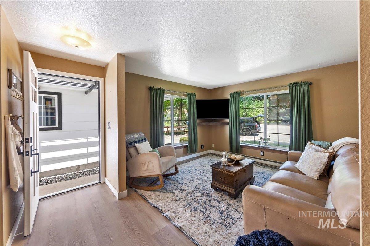 5265 W Hadlock, Boise, Idaho 83703, 2 Bedrooms, 1 Bathroom, Residential For Sale, Price $380,000,MLS 98988587
