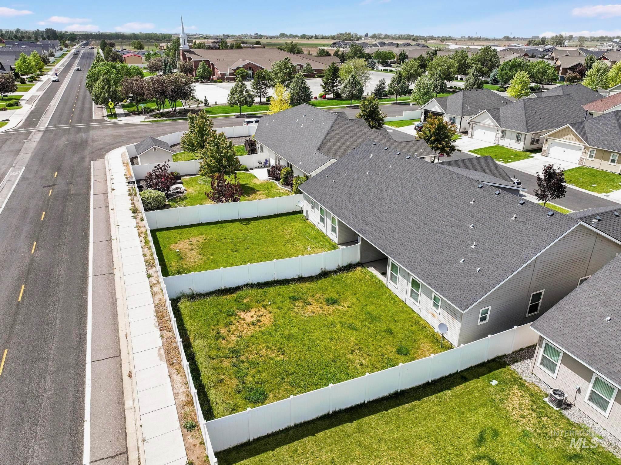 1077/1075 Easy Ave, Twin Falls, Idaho 83301-1200, 3 Bedrooms, 2 Bathrooms, Residential Income For Sale, Price $696,828,MLS 98988607