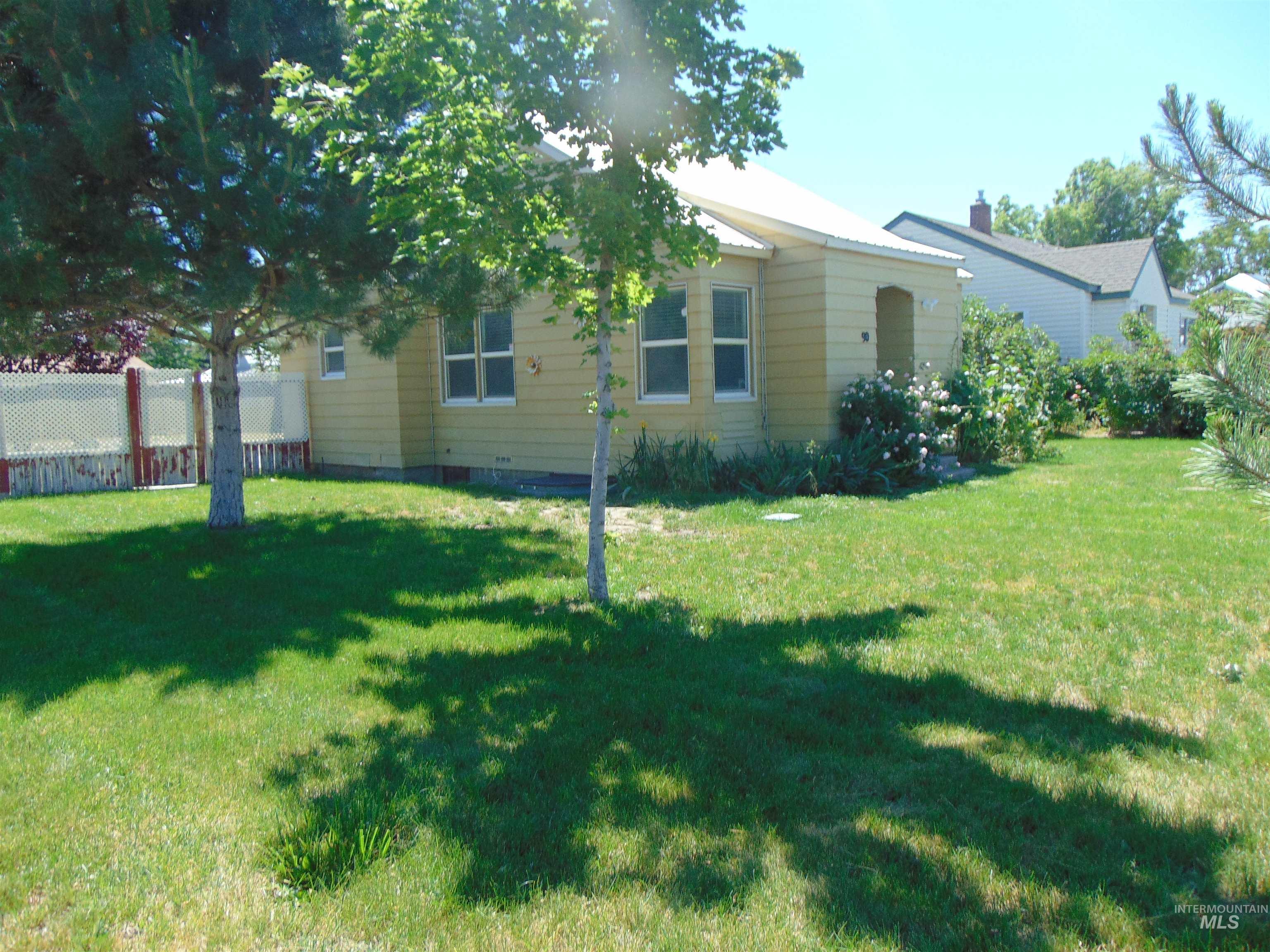 90 NW 5th Street, Ontario, Oregon 97918, 3 Bedrooms, 2 Bathrooms, Residential For Sale, Price $269,500, 98988608